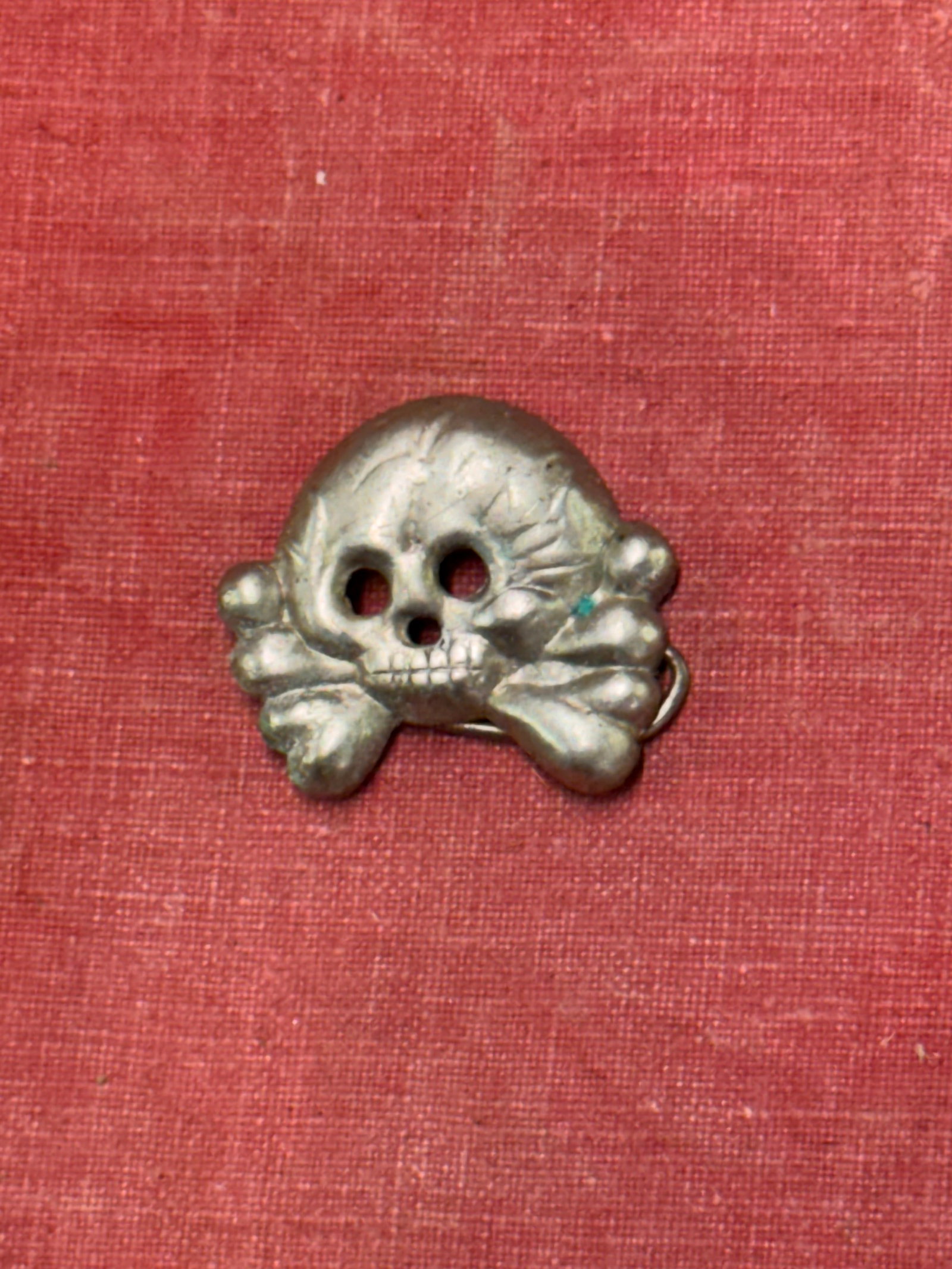 WW2 GERMAN EARLY PANZER TOTENKOPF SKULL BADGE: WW2 GERMAN EARLY PANZER TOTENKOPF SKULL BADGE. A SCARCE EXAMPLE. SHOWS GOOD WEAR AND USE WITH A BEAUTIFUL OVERALL PATINA. PLEASE VIEW ALL DETAILED PICTURES. A SCARCE EXAMPLE.