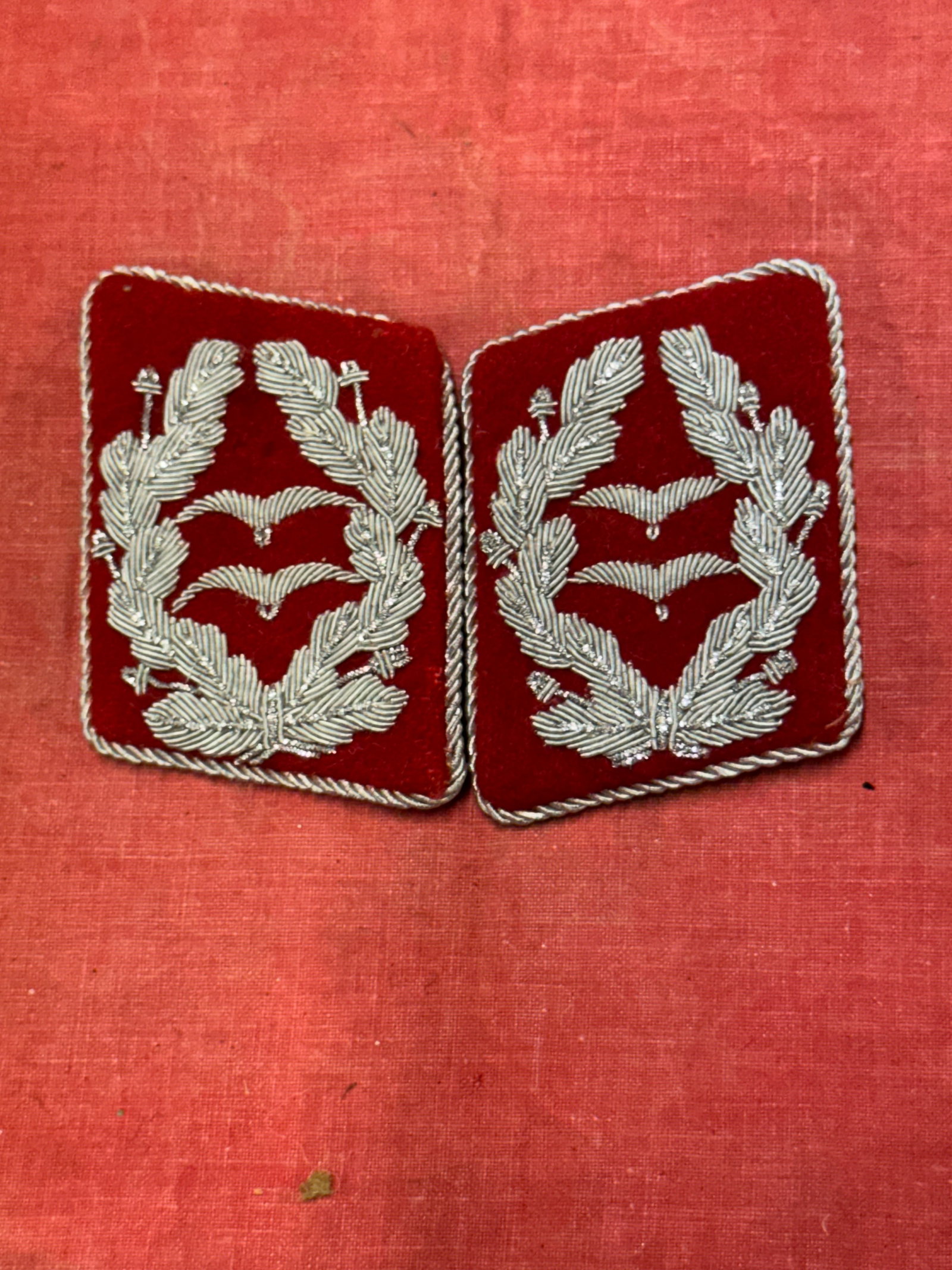 WW2 German FLAK LUFTWAFFE Kragenspiegel OBERSTLEUTNANT LT Colonel collar tabs: WW2 German FLAK LUFTWAFFE Kragenspiegel OBERSTLEUTNANT LT Colonel collar tabs. Shows good wear and use with a beautiful overall patina. A rare find.