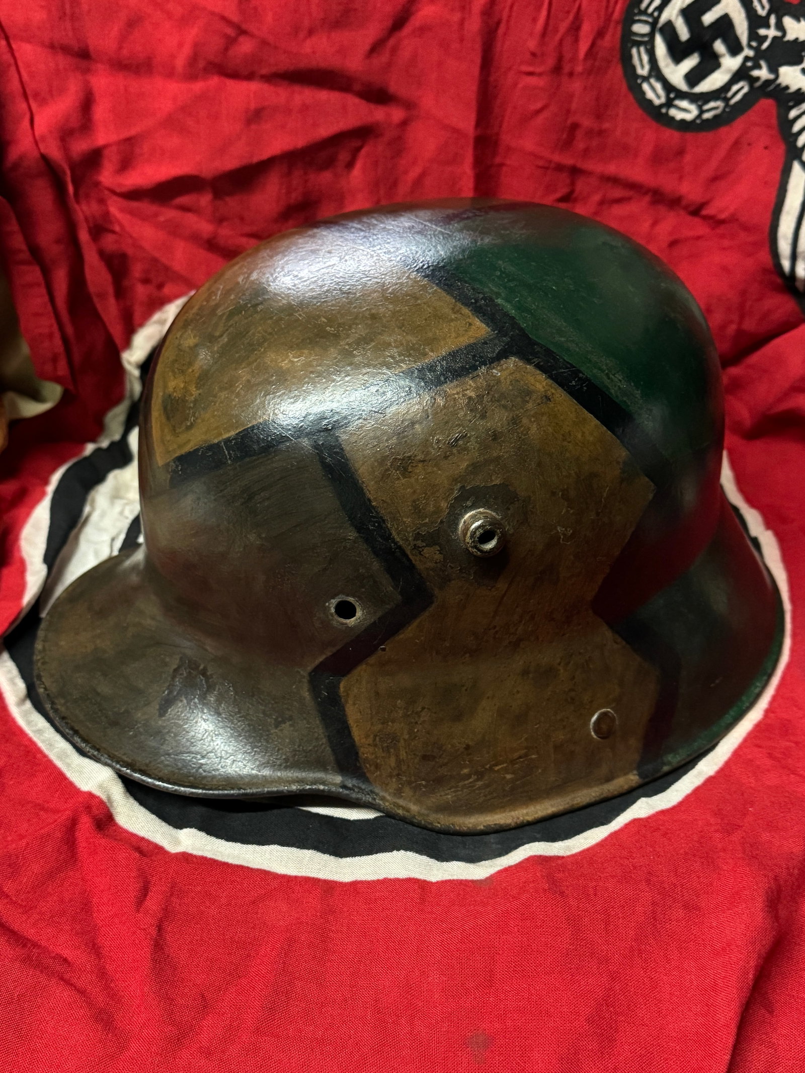 WWI GERMAN CAMOUFLAGE M16 COMBAT HELMET: WWI GERMAN CAMOUFLAGE M16 COMBAT HELMET. A RARE FIND. WAS BROUGHT BACK HOME BY A VET. RETAINS MOST OF THE CAMOUFLAGE PAINT AND THE COLORS ARE STILL VIBRANT. MISSING THE HEAD-LINER ON THE INSIDE. SHOWS