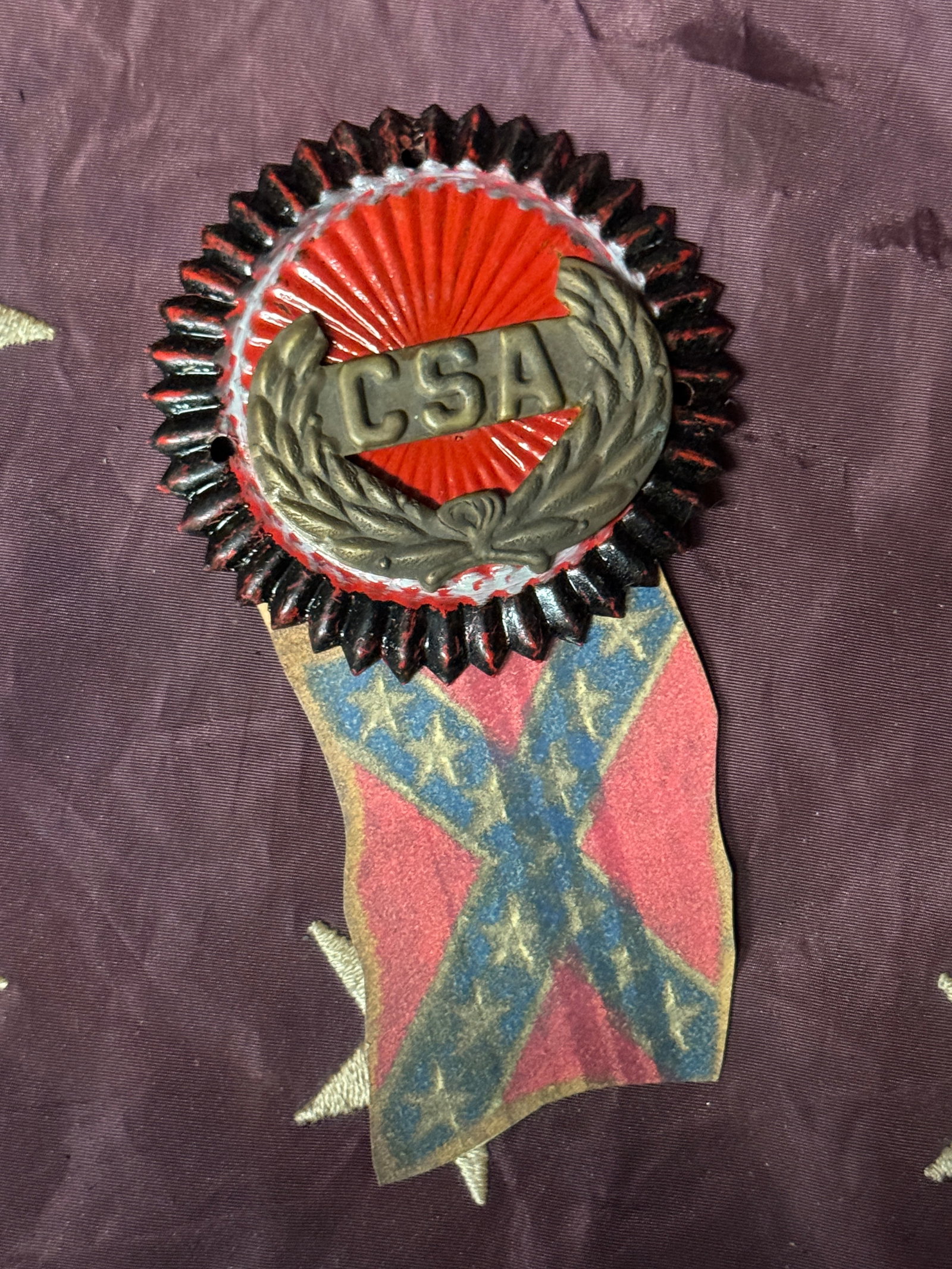 RARE CIVIL WAR CONFEDERATE CSA WITH WREATH HEADGEAR BADGE INSIGNIA WITH CSA FLAG: RARE CIVIL WAR CONFEDERATE CSA WITH WREATH HEADGEAR BADGE INSIGNIA WITH CSA FLAG. A RARE EXAMPLE. SHOWS GOOD WEAR AND USE WITH A BEAUTIFUL OVERALL PATINA. HAS A GREAT LOOK TO IT WITH AN EXCELLENT OVER