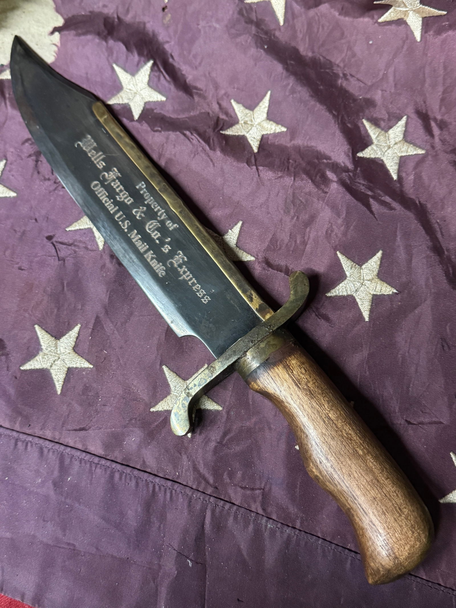 ANTIQUE CIVIL WAR STYLE MAIL OFFICER BOWIE KNIFE DAGGER: ANTIQUE CIVIL WAR STYLE MAIL OFFICER BOWIE KNIFE DAGGER. SHOWS GOOD WEAR AND USE WITH A BEAUTIFUL OVERALL PATINA. HAS A GREAT LOOK TO IT WITH AN EXCELLENT OVERALL EYE APPEAL. PLEASE VIEW ALL DETAILED