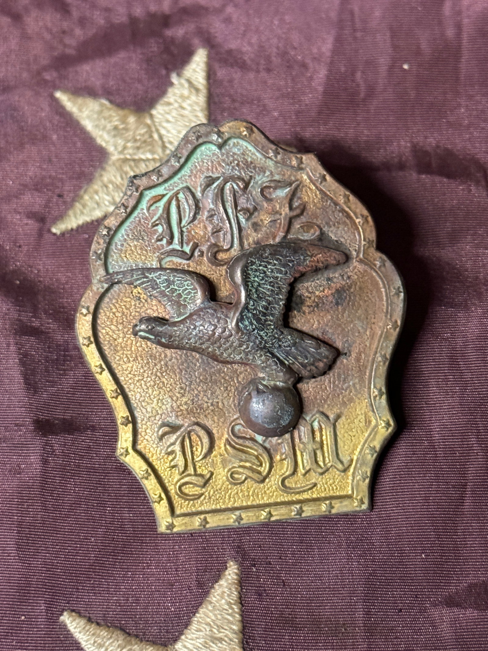 CIVIL WAR PENNSYLVANIA ZOUAVES MILITIA HEADGEAR BADGE INSIGNIA: CIVIL WAR PENNSYLVANIA ZOUAVES MILITIA HEADGEAR BADGE INSIGNIA. SHOWS GOOD WEAR AND USE WITH A BEAUTIFUL OVERALL PATINA. HAS A GREAT LOOK TO IT WITH AN EXCELLENT OVERALL EYE APPEAL. A RARE FIND AND AN