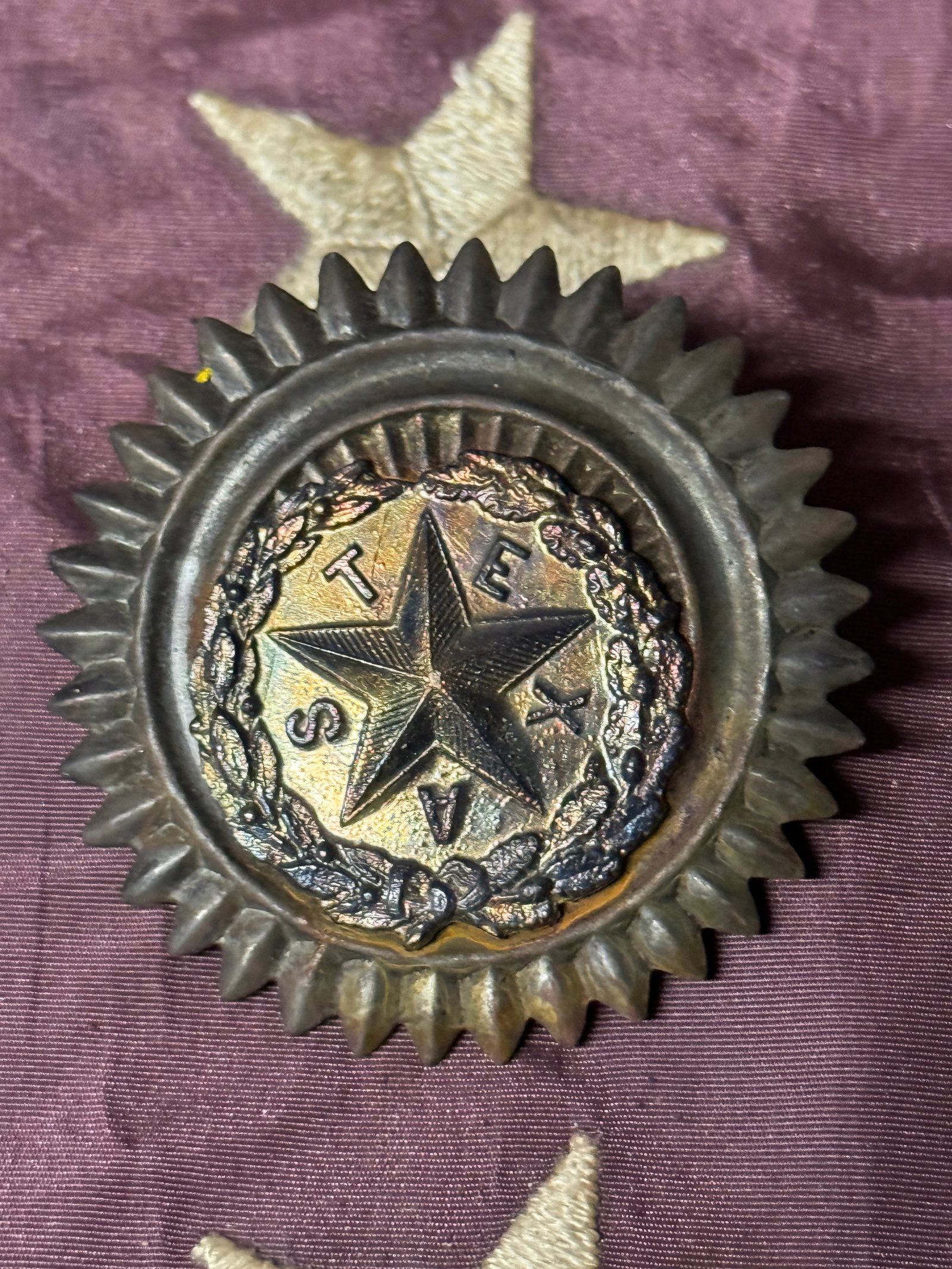 RARE CIVIL WAR TEXAS SOUTHERN REBEL SHAKO HAT BADGE INSIGNIA: RARE CIVIL WAR TEXAS SOUTHERN REBEL SHAKO HAT BADGE INSIGNIA. SHOWS GOOD WEAR AND USE WITH A BEAUTIFUL OVERALL PATINA. HAS A GREAT LOOK TO IT WITH AN EXCELLENT OVERALL EYE APPEAL. A RARE FIND AND AN E