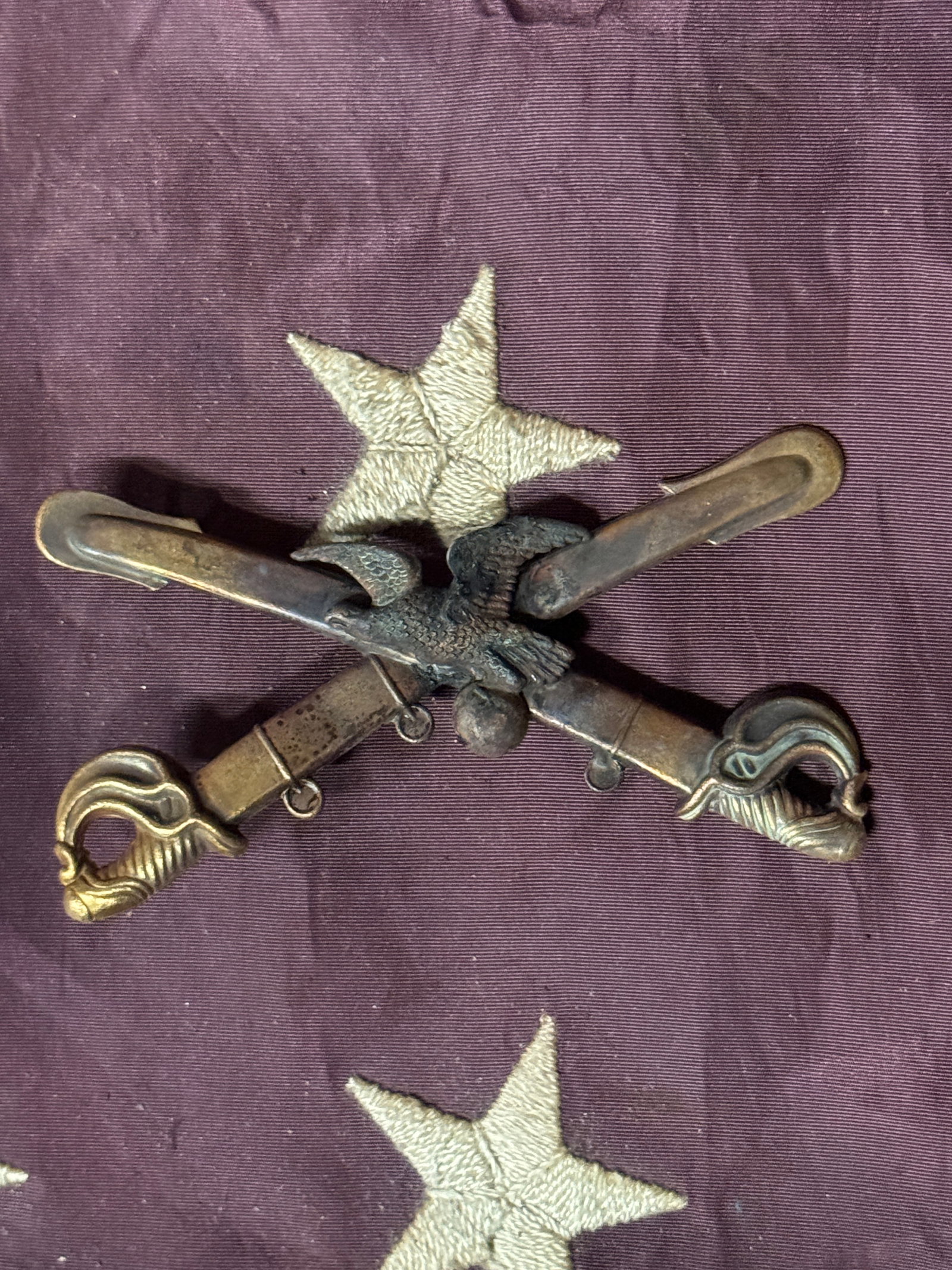 RARE CIVIL WAR CROSSED CANNONS MILITIA CAVALRY BADGE INSIGNIA: RARE CIVIL WAR CROSSED CANNONS MILITIA CAVALRY BADGE INSIGNIA. SHOWS GOOD WEAR AND USE WITH A BEAUTIFUL OVERALL PATINA. HAS A GREAT LOOK TO IT WITH AN EXCELLENT OVERALL EYE APPEAL. A RARE FIND AND AN 