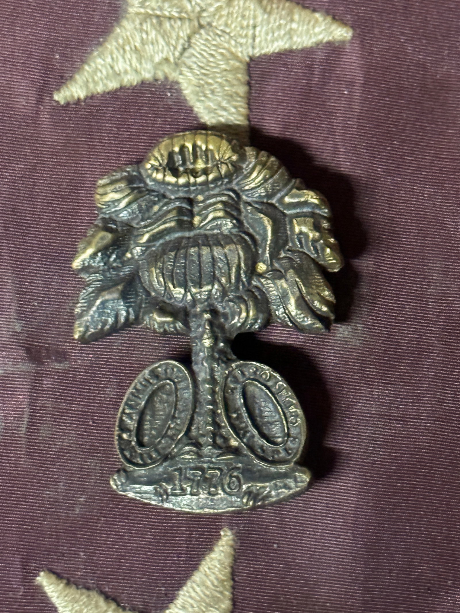 CIVIL WAR CONFEDERATE CSA PALMETTO SOUTH CAROLINA HEADGEAR BADGE INSIGNIA: CIVIL WAR CONFEDERATE CSA PALMETTO SOUTH CAROLINA HEADGEAR BADGE INSIGNIA. SHOWS GOOD WEAR AND USE WITH A BEAUTIFUL OVERALL PATINA. HAS A GREAT LOOK TO IT WITH AN EXCELLENT OVERALL EYE APPEAL. A RARE 