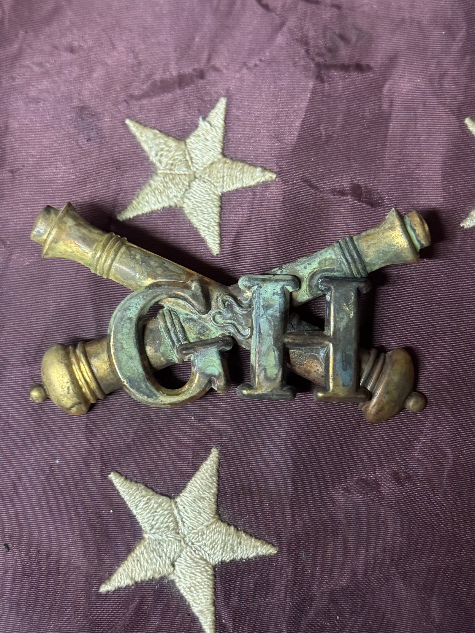 CIVIL WAR CONFEDERATE CSA GEORGIA HOWITZER'S BADGE INSIGNIA: CIVIL WAR CONFEDERATE CSA GEORGIA HOWITZER'S BADGE INSIGNIA. SHOWS GOOD WEAR AND USE WITH A BEAUTIFUL OVERALL PATINA. HAS A GREAT LOOK TO IT WITH AN EXCELLENT OVERALL EYE APPEAL. A RARE FIND AND AN EX