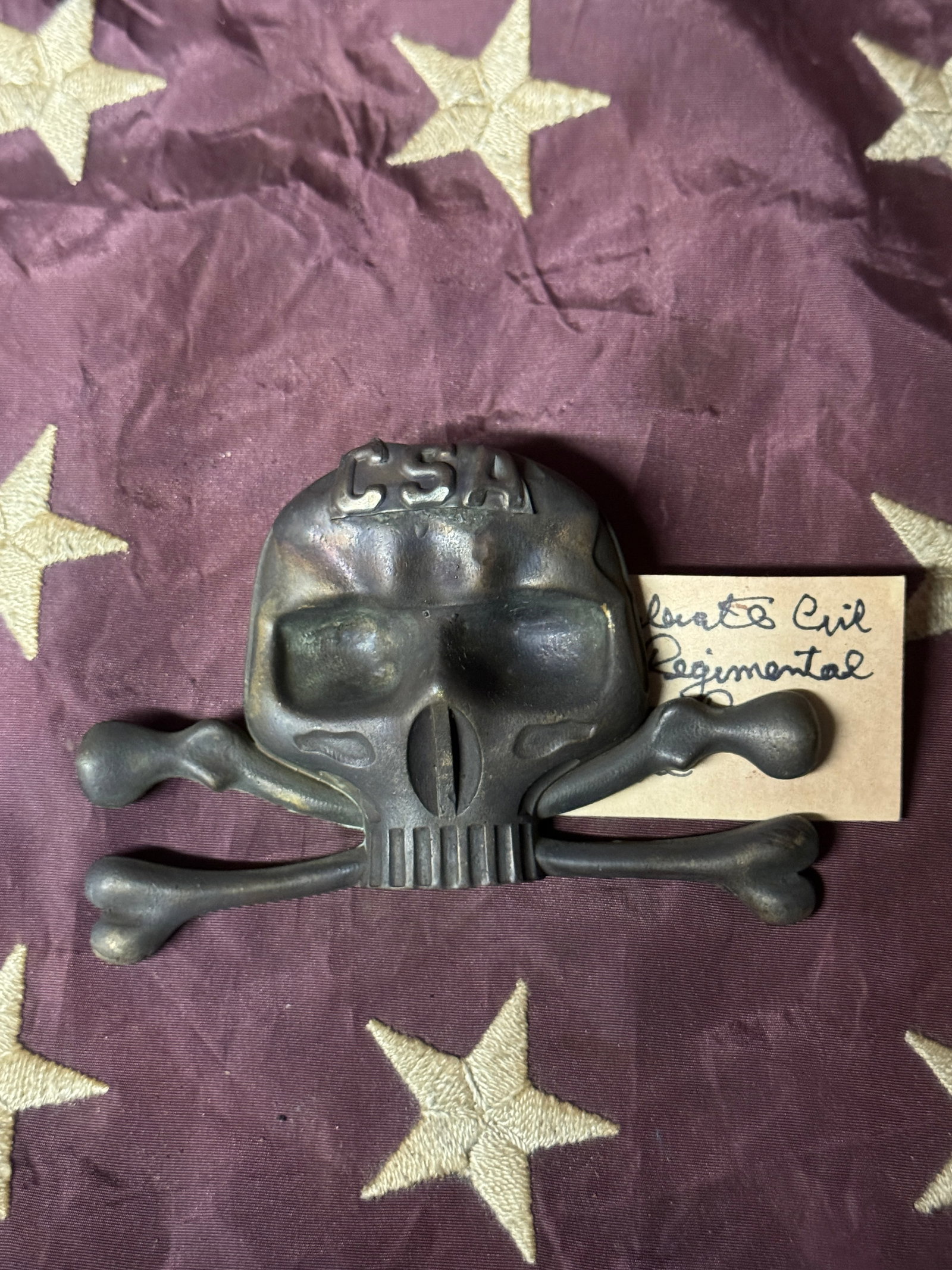 CONFEDERATE CIVIL WAR REGIMENTAL BOX PLATE WITH SKULL CSA: CONFEDERATE CIVIL WAR REGIMENTAL BOX PLATE WITH SKULL CSA. SHOWS GOOD WEAR AND USE WITH A BEAUTIFUL OVERALL PATINA. HAS A GREAT LOOK TO IT WITH AN EXCELLENT OVERALL EYE APPEAL. A RARE FIND AND AN EXCE