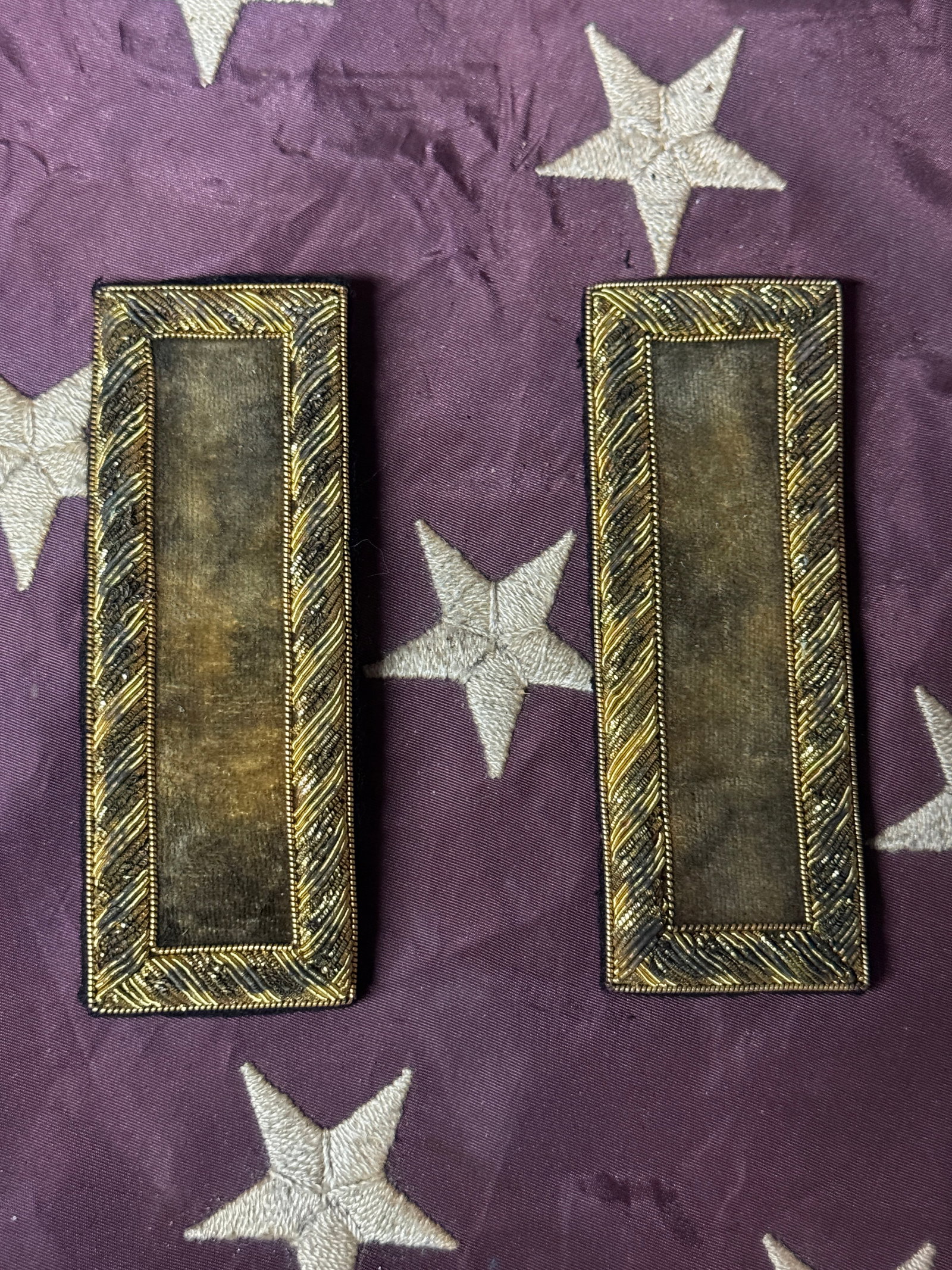 PAIR OF CIVIL WAR CAVALRY LIEUTENANT OFFICER SHOULDER BOARDS STRAPS: PAIR OF CIVIL WAR CAVALRY LIEUTENANT OFFICER SHOULDER BOARDS STRAPS. SHOWS GOOD WEAR AND USE WITH A BEAUTIFUL OVERALL PATINA. HAS A GREAT LOOK TO IT WITH AN EXCELLENT OVERALL EYE APPEAL. PLEASE VIEW A