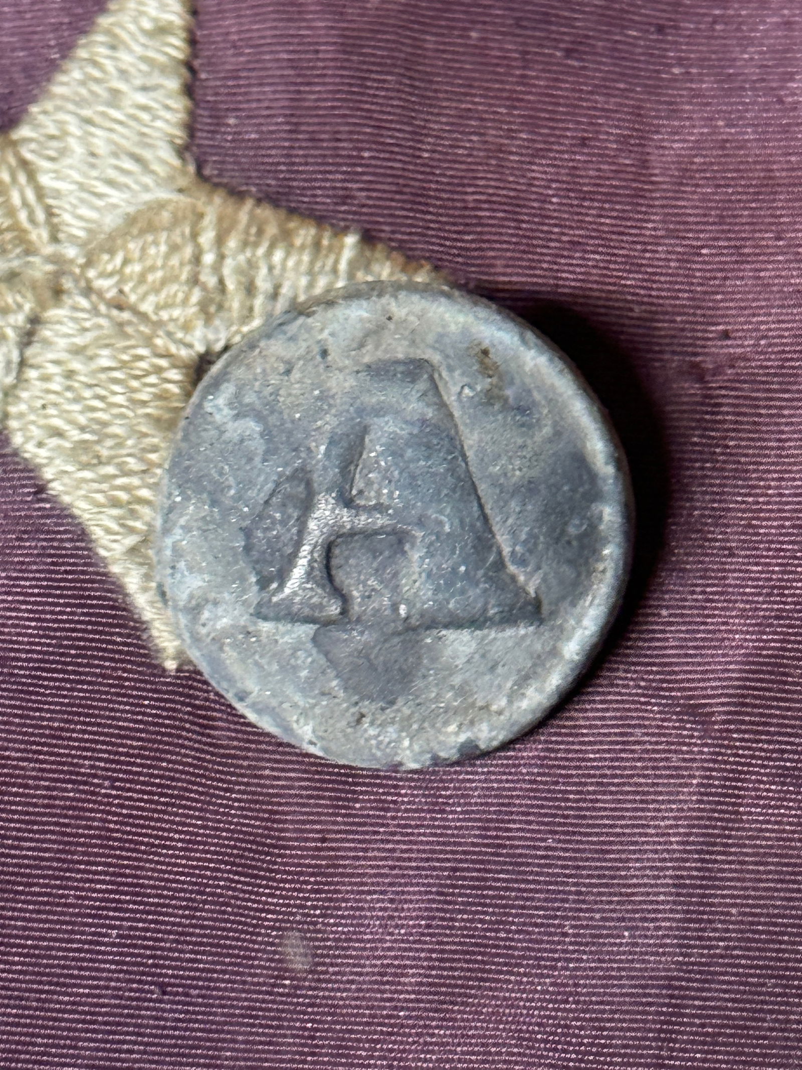 CIVIL WAR CONFEDERATE CSA ARTILLERY "A" PEWTER DUG BUTTON: CIVIL WAR CONFEDERATE CSA ARTILLERY "A" PEWTER DUG BUTTON. A VERY RARE FIND. SHOWS GOOD WEAR AND USE WITH A BEAUTIFUL OVERALL PATINA. HAS A GREAT LOOK TO IT WITH AN EXCELLENT OVERALL EYE APPEAL. A RAR