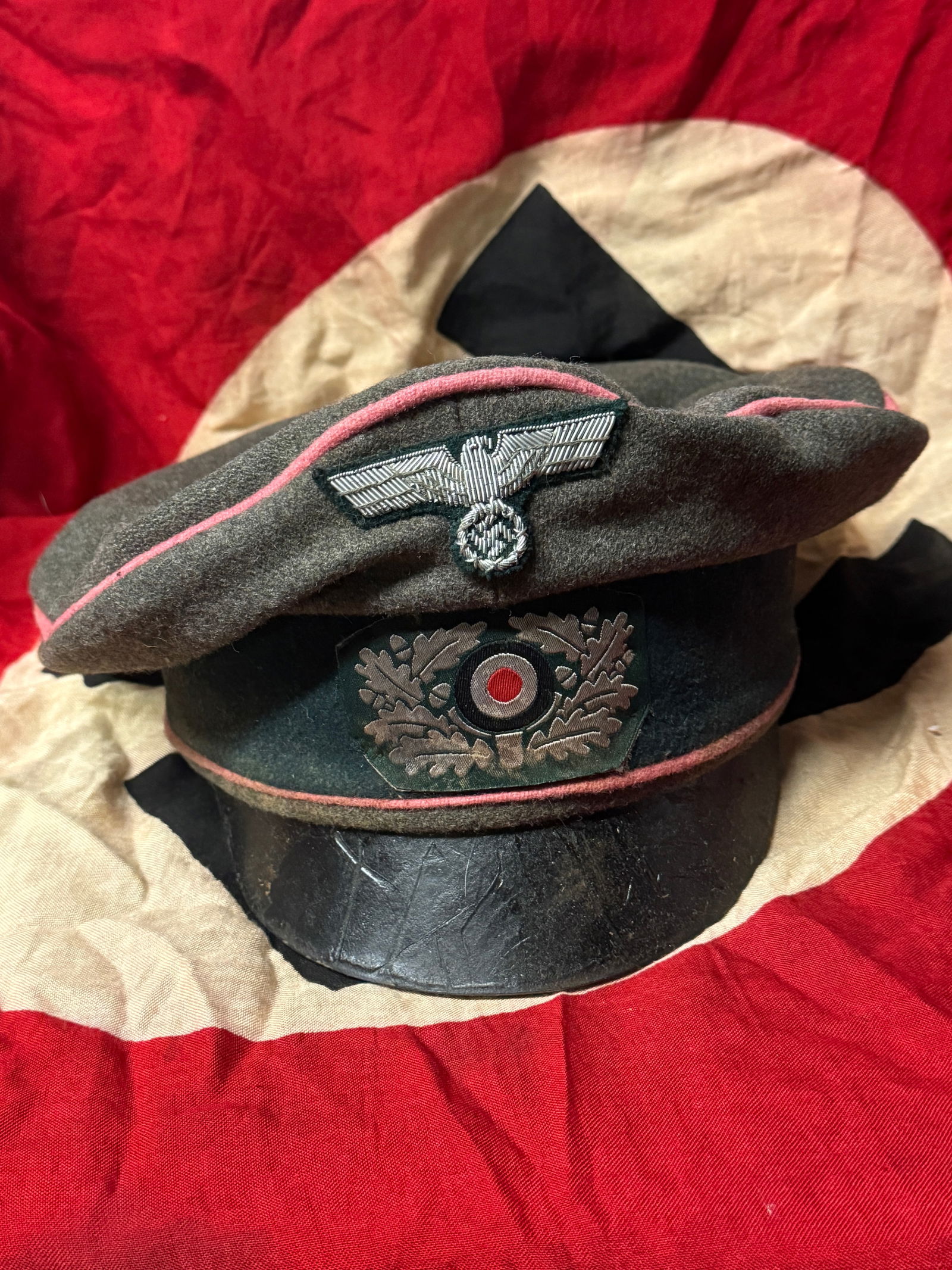 WW2 GERMAN PANZER OFFICER’S CRUSHER CAP BY ERSTKLASSIG: WW2 GERMAN PANZER OFFICER’S CRUSHER CAP BY ERSTKLASSIG - MAKER MARKED ON THE INSIDE. A GOOD SALTY, WELL USED CAP. ALUMINIUM WIRE WORK EAGLE. PINK PIPING. THICK LEATHER VISOR. TAN LEATHER SWEAT BAND
