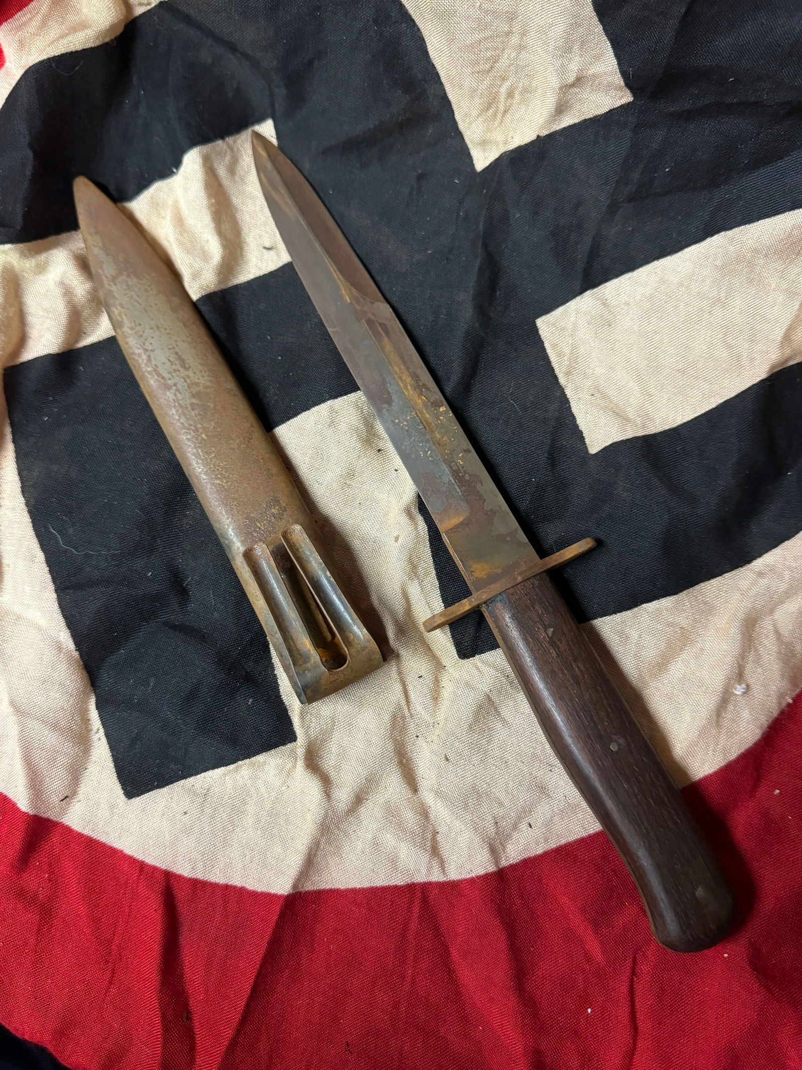 ULTRA RARE WW2 GERMAN OFFICER BELT FIGHTING DAGGER WITH SHEATH: ULTRA RARE WW2 GERMAN OFFICER BELT FIGHTING DAGGER WITH SHEATH. A VERY RARE FIND. SHOWS GOOD WEAR AND USE WITH A BEAUTIFUL OVERALL PATINA. PLEASE VIEW ALL DETAILED PICTURES.