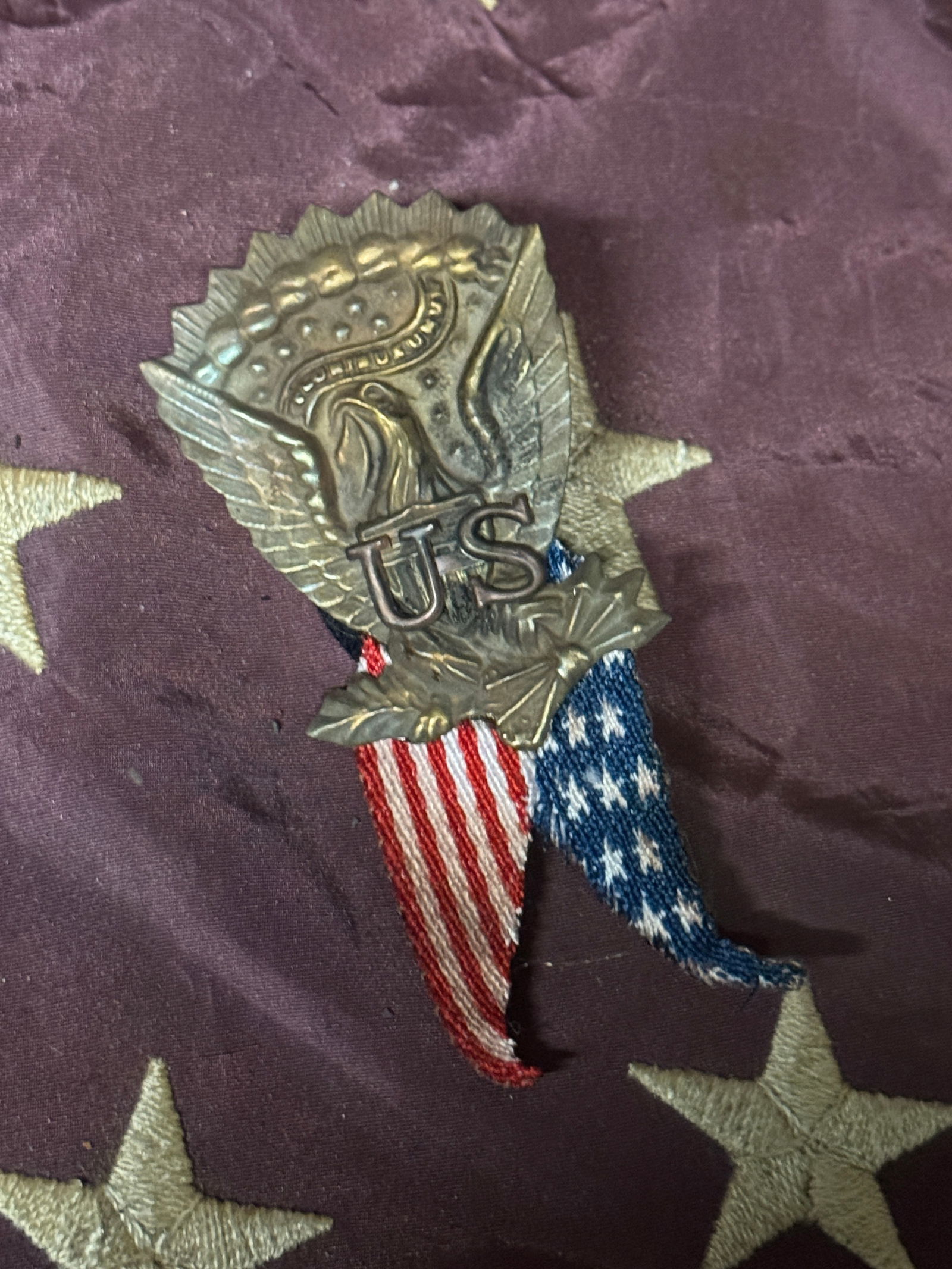 RARE CIVIL WAR U.S. HARDEE HAT SIDE BADGE INSIGNIA WITH RIBBON: RARE CIVIL WAR U.S. HARDEE HAT SIDE BADGE INSIGNIA WITH RIBBON. A SCARCE FIND. SHOWS GOOD WEAR AND USE WITH A BEAUTIFUL OVERALL PATINA. HAS A GREAT LOOK TO IT WITH AN EXCELLENT OVERALL EYE APPEAL. A R