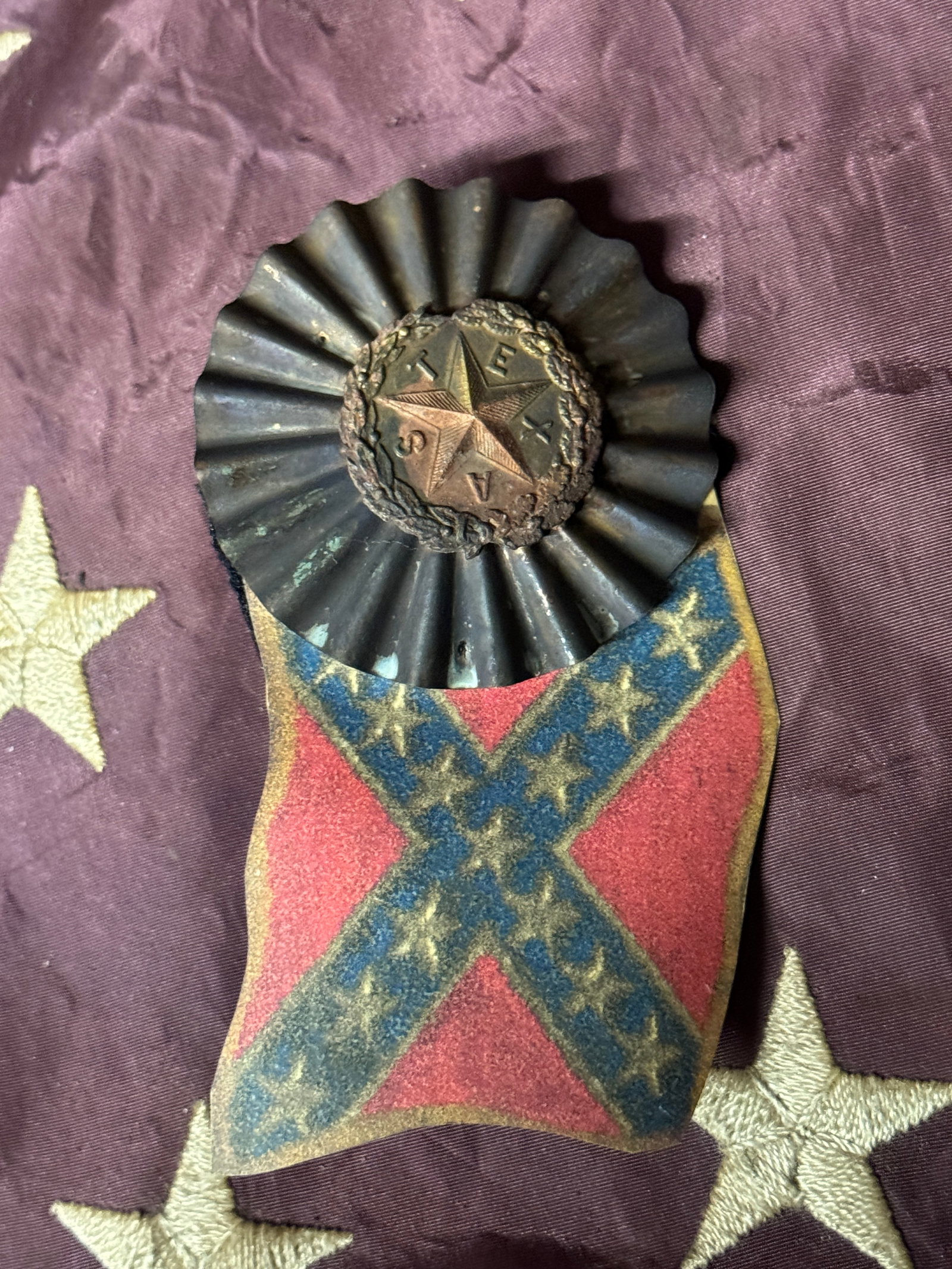 ULTRA RARE CIVIL WAS CONFEDERATE TEXAS OFFICER HEADGEAR BADGE INSIGNIA WITH CONFEDERATE FLAG: ULTRA RARE CIVIL WAS CONFEDERATE TEXAS OFFICER HEADGEAR BADGE INSIGNIA WITH CONFEDERATE FLAG. A SCARCE FIND. SHOWS GOOD WEAR AND USE WITH A BEAUTIFUL OVERALL PATINA. HAS A GREAT LOOK TO IT WITH AN EXC