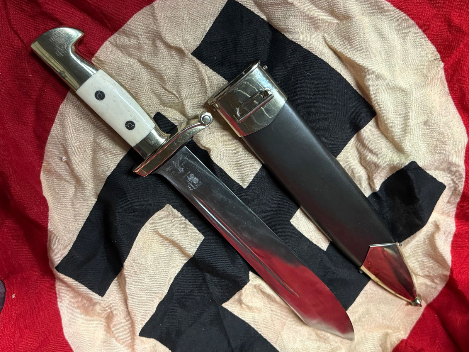 WW2 GERMAN TENO OFFICER DAGGER BY EICKHORN SOLINGEN GES. GESCH.: WW2 GERMAN TENO OFFICER DAGGER BY EICKHORN SOLINGEN GES. GESCH. A VERY RARE FIND. SHOWS GOOD WEAR AND USE WITH A BEAUTIFUL OVERALL PATINA. WELL WORN AND USE. PLEASE VIEW ALL DETAILED PICTURES. A RARE