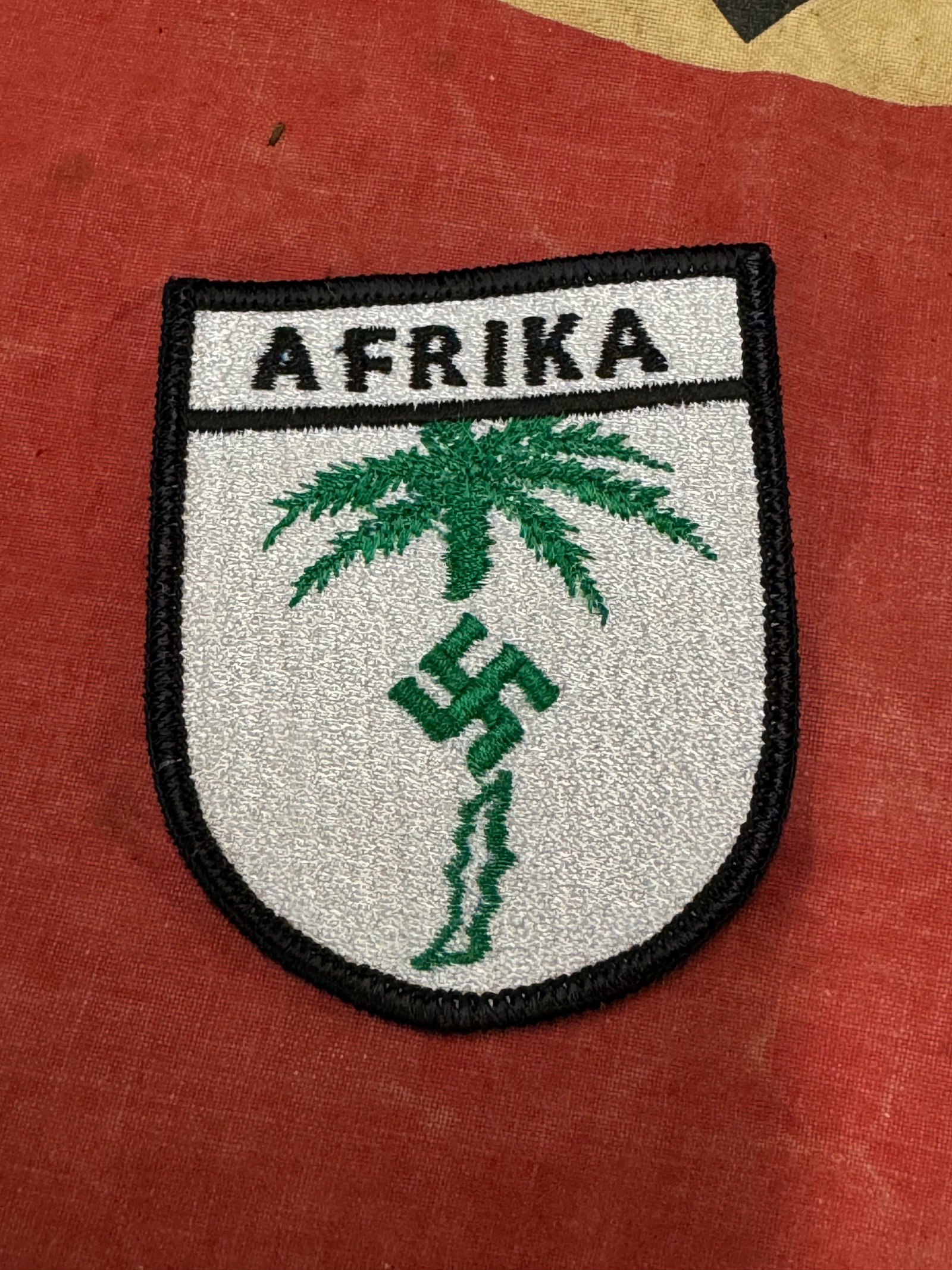 WW2 GERMAN AFRIKA KORPS SOLDIER'S SLEEVE CLOTH BADGE INSIGNIA: WW2 GERMAN AFRIKA KORPS SOLDIER'S SLEEVE CLOTH BADGE INSIGNIA. A VERY RARE FIND. SHOWS GOOD WEAR AND USE WITH A BEAUTIFUL OVERALL PATINA. PLEASE VIEW ALL DETAILED PICTURES. A WELL MADE ANTIQUE GERMAN 
