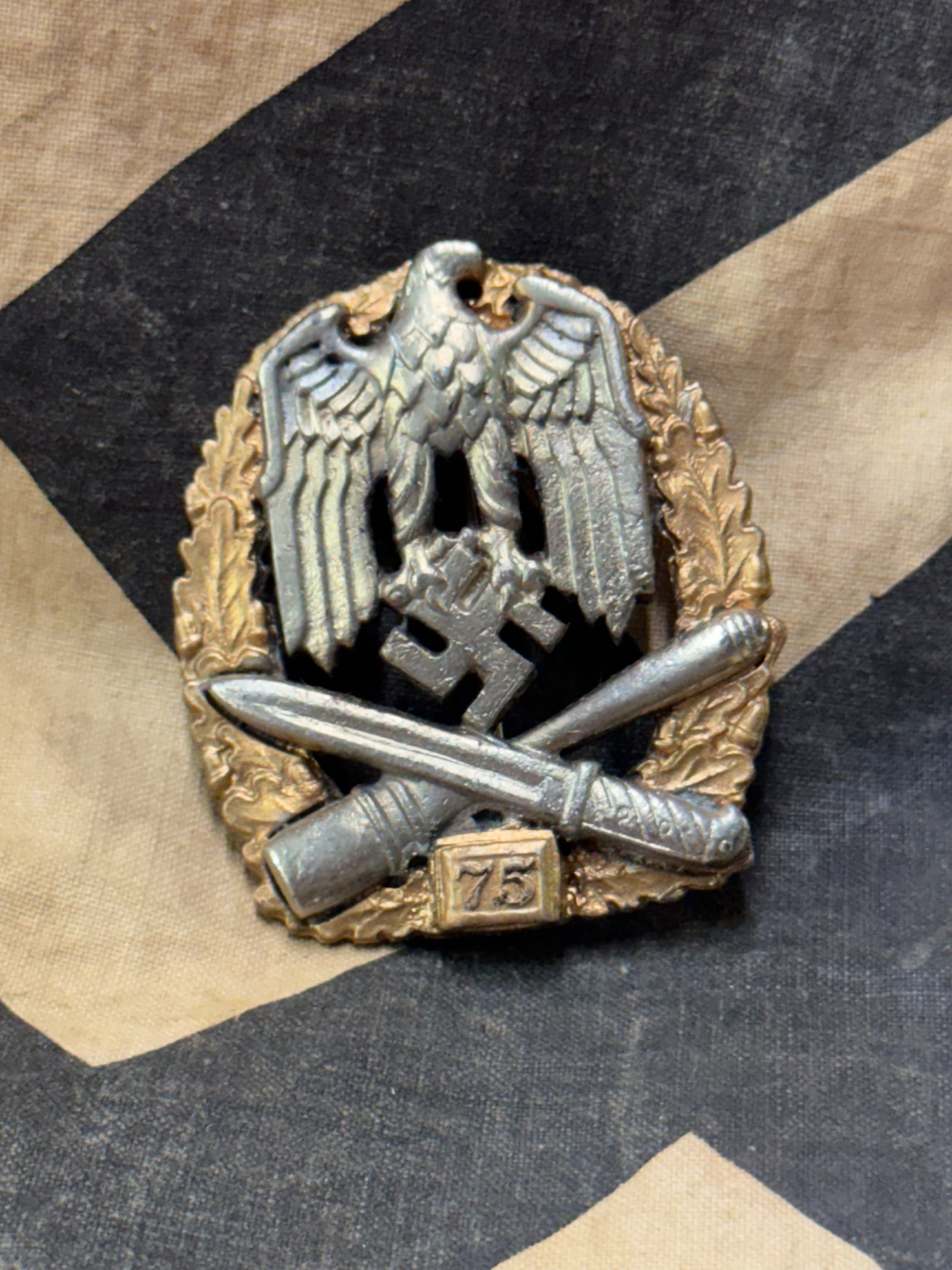 WW2 GERMAN GENERAL ASSAULT BADGE GRADE IV FOR 75 DAYS OF COMBAT: WW2 GERMAN GENERAL ASSAULT BADGE GRADE IV FOR 75 DAYS OF COMBAT. A VERY RARE FIND. SHOWS GOOD WEAR AND USE WITH A BEAUTIFUL OVERALL PATINA. PLEASE VIEW ALL DETAILED PICTURES. A WELL MADE ANTIQUE GERMA