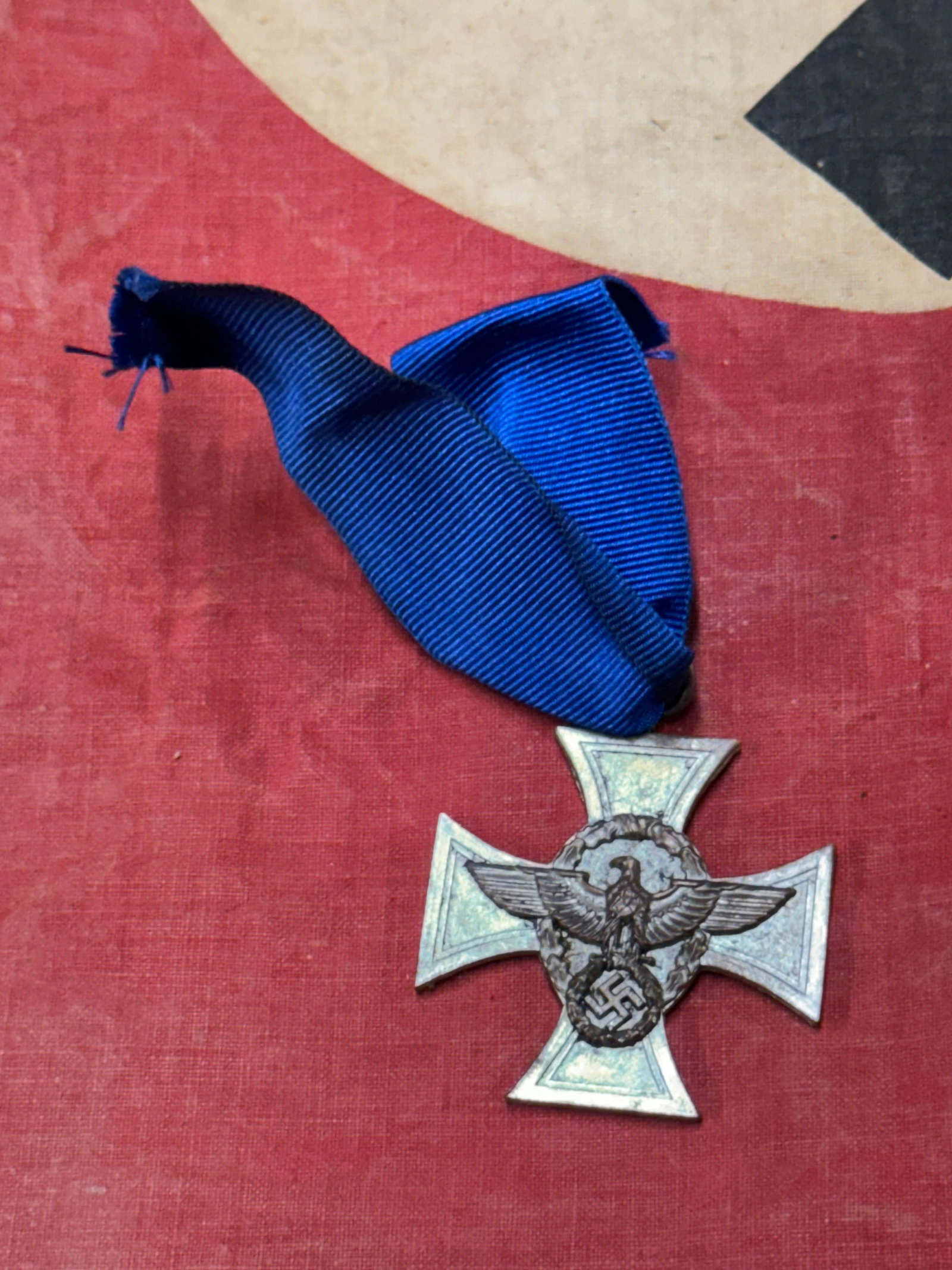 WW2 German Police Long Service Medal With Ribbon: WW2 German Police Long Service Medal With Ribbon. A VERY RARE FIND. SHOWS GOOD WEAR AND USE WITH A BEAUTIFUL OVERALL PATINA. PLEASE VIEW ALL DETAILED PICTURES. A WELL MADE ANTIQUE GERMAN ARTIFACT.