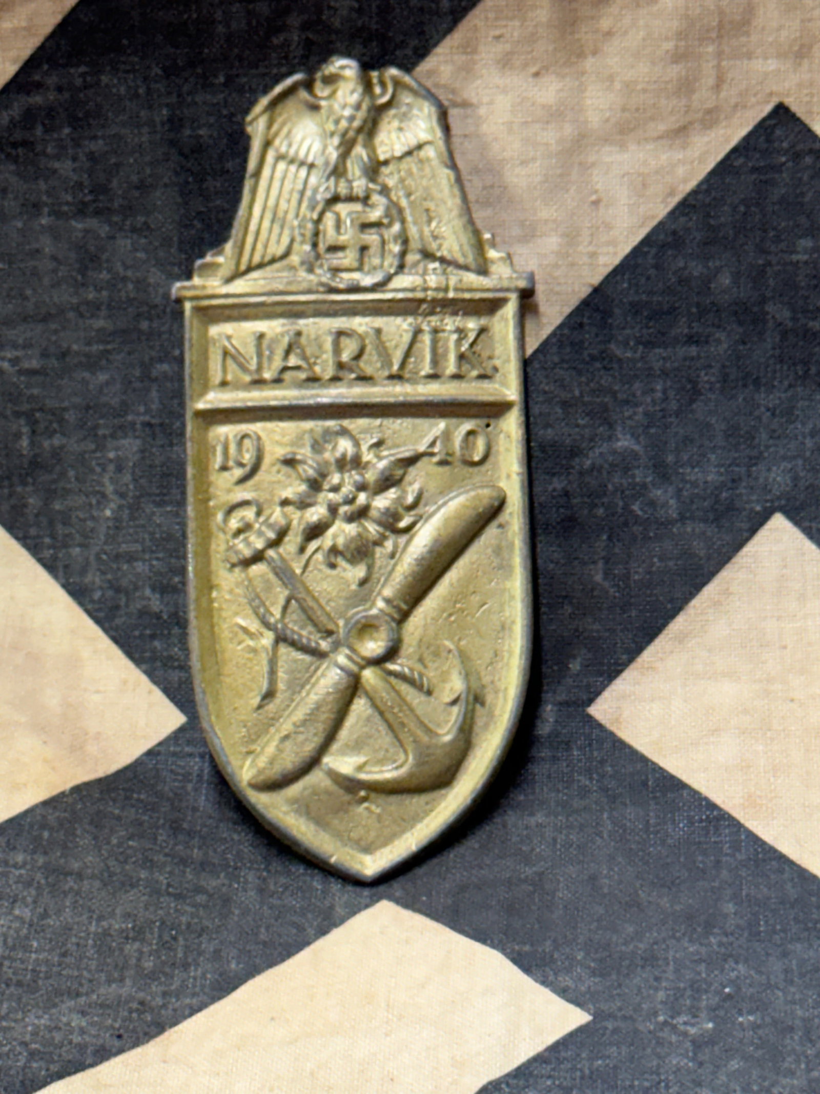 RARE WW2 GERMAN 1940 NARVIK SHIELD BADGE INSIGNIA: RARE WW2 GERMAN 1940 NARVIK SHIELD BADGE INSIGNIA. A RARE FIND. SHOWS GOOD WEAR AND USE WITH A BEAUTIFUL OVERALL PATINA. PLEASE VIEW ALL DETAILED PICTURES. A WELL MADE ANTIQUE GERMAN ARTIFACT.