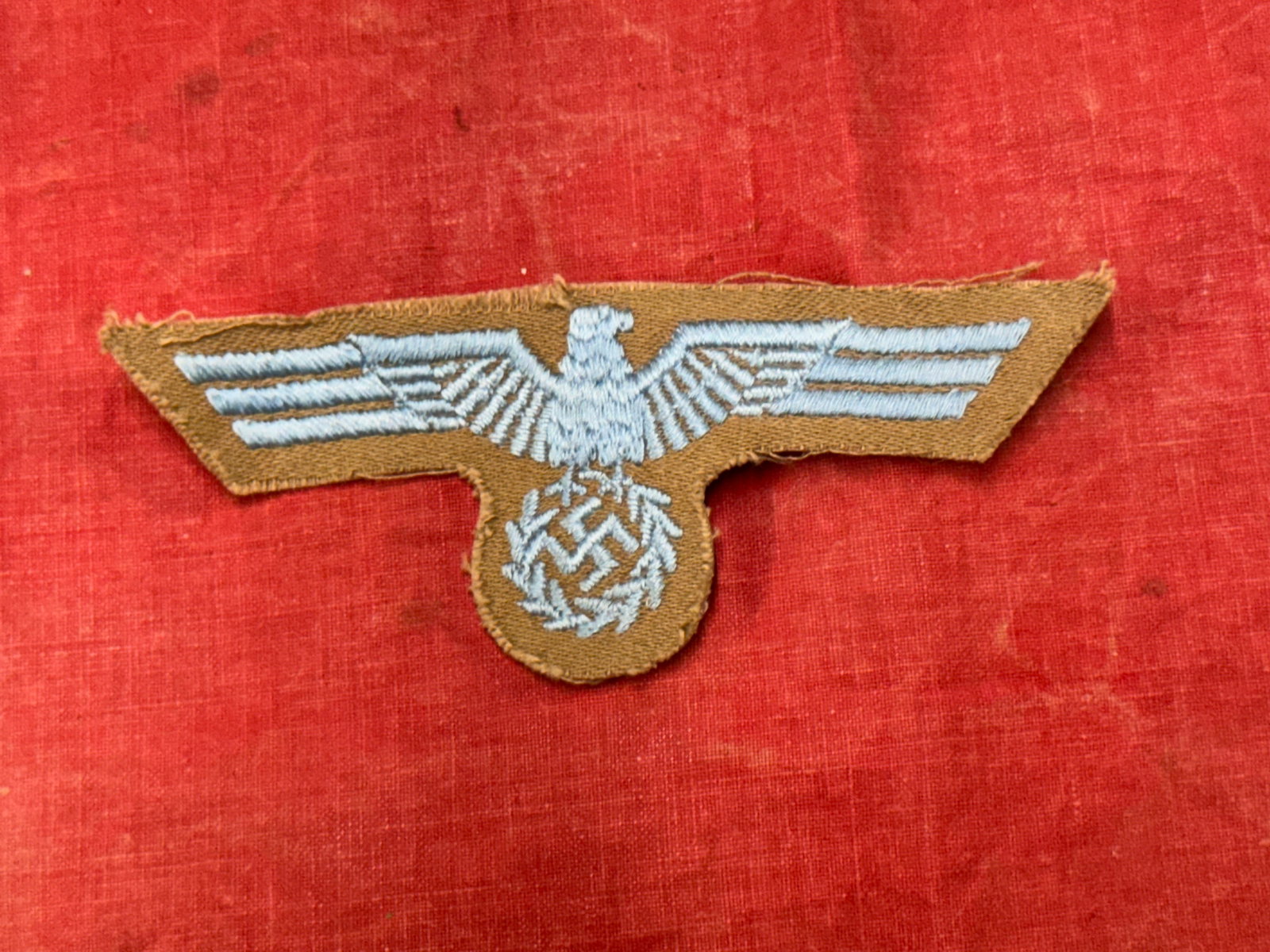 WW2 GERMAN DAK HEER EM ARMY BREAST EAGLE FOR AFRIKA KORPS: WW2 GERMAN DAK HEER EM ARMY BREAST EAGLE FOR AFRIKA KORPS. A VERY RARE FIND. SHOWS GOOD WEAR AND USE WITH A BEAUTIFUL OVERALL PATINA. PLEASE VIEW ALL DETAILED PICTURES. A WELL MADE ANTIQUE GERMAN ARTI