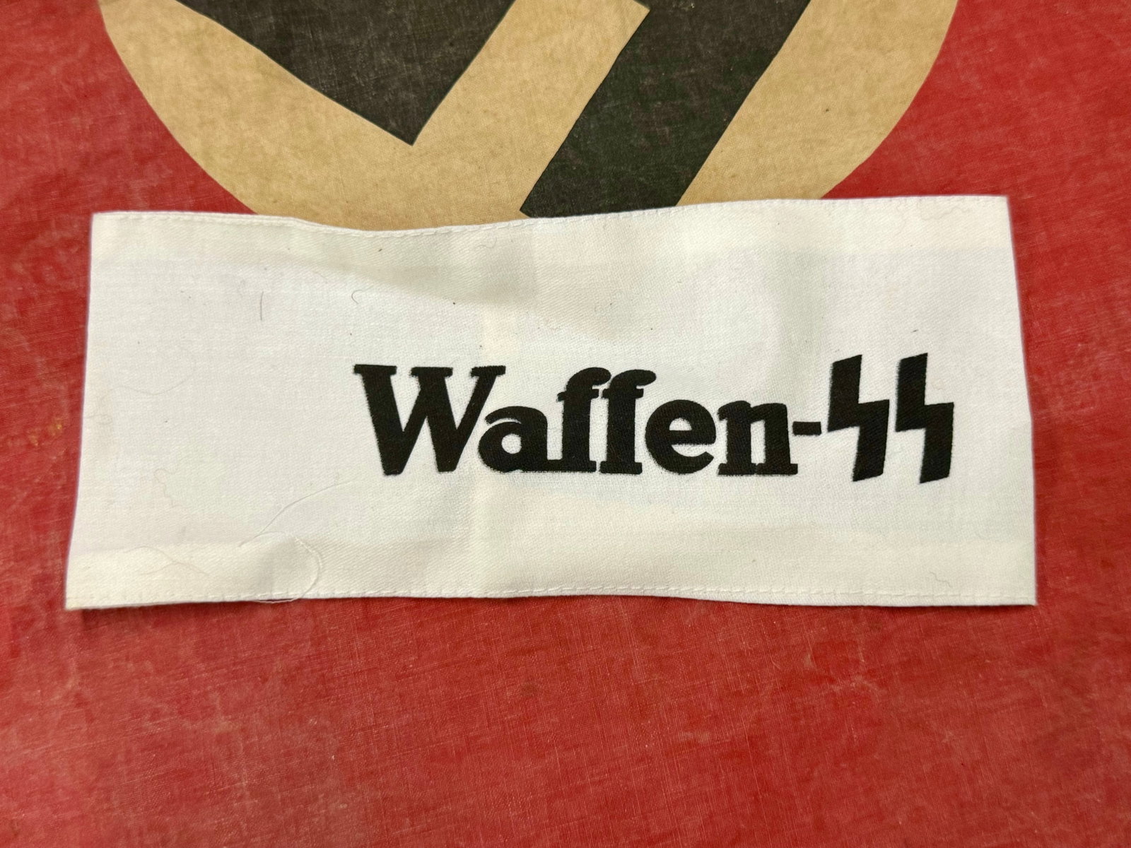 RARE WW2 GERMAN WHITE WAFFEN-SS OFFICER ARMBAND: RARE WW2 GERMAN WHITE WAFFEN-SS OFFICER ARMBAND. A VERY RARE FIND. SHOWS GOOD WEAR AND USE WITH A BEAUTIFUL OVERALL PATINA. PLEASE VIEW ALL DETAILED PICTURES. A WELL MADE ANTIQUE GERMAN ARTIFACT.