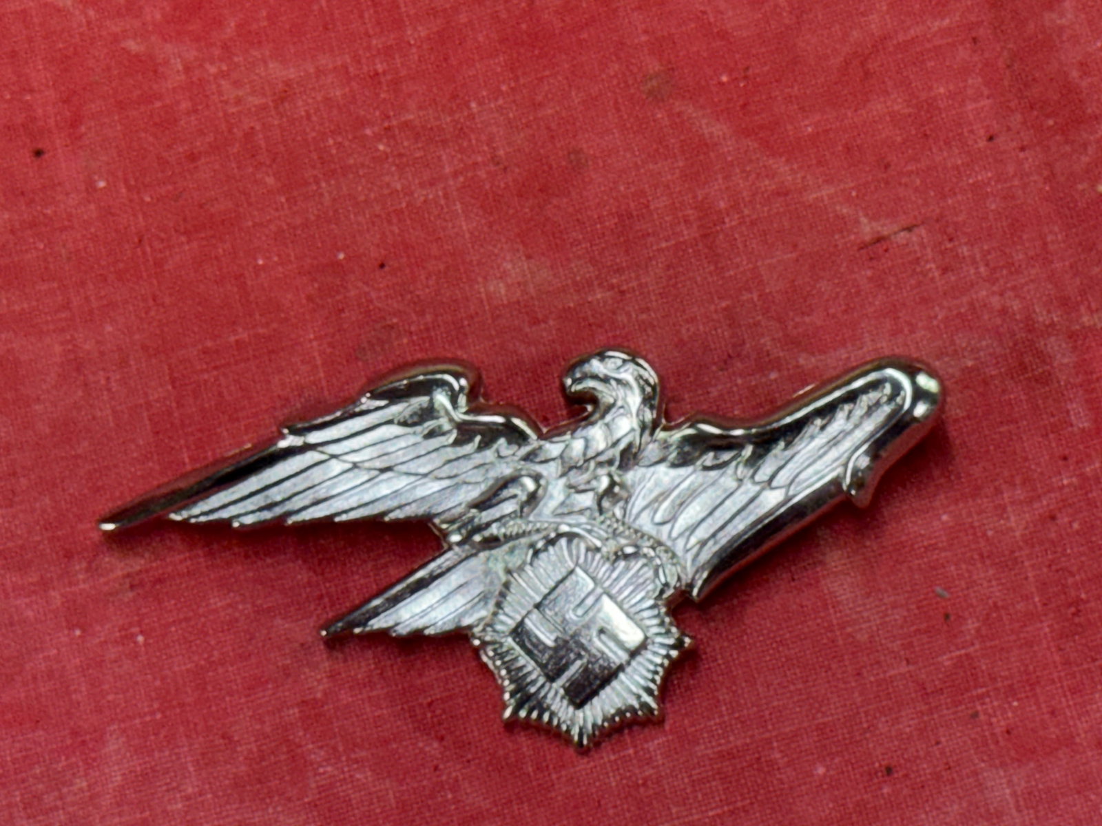 WW2 GERMAN LUFTSCHUTZ VISOR OFFICERS CAP BADGE: WW2 GERMAN LUFTSCHUTZ VISOR OFFICERS CAP BADGE. A SCARCE FIND. SHOWS GOOD WEAR AND USE WITH A BEAUTIFUL OVERALL PATINA. PLEASE VIEW ALL DETAILED PICTURES. A WELL MADE ANTIQUE GERMAN ARTIFACT.