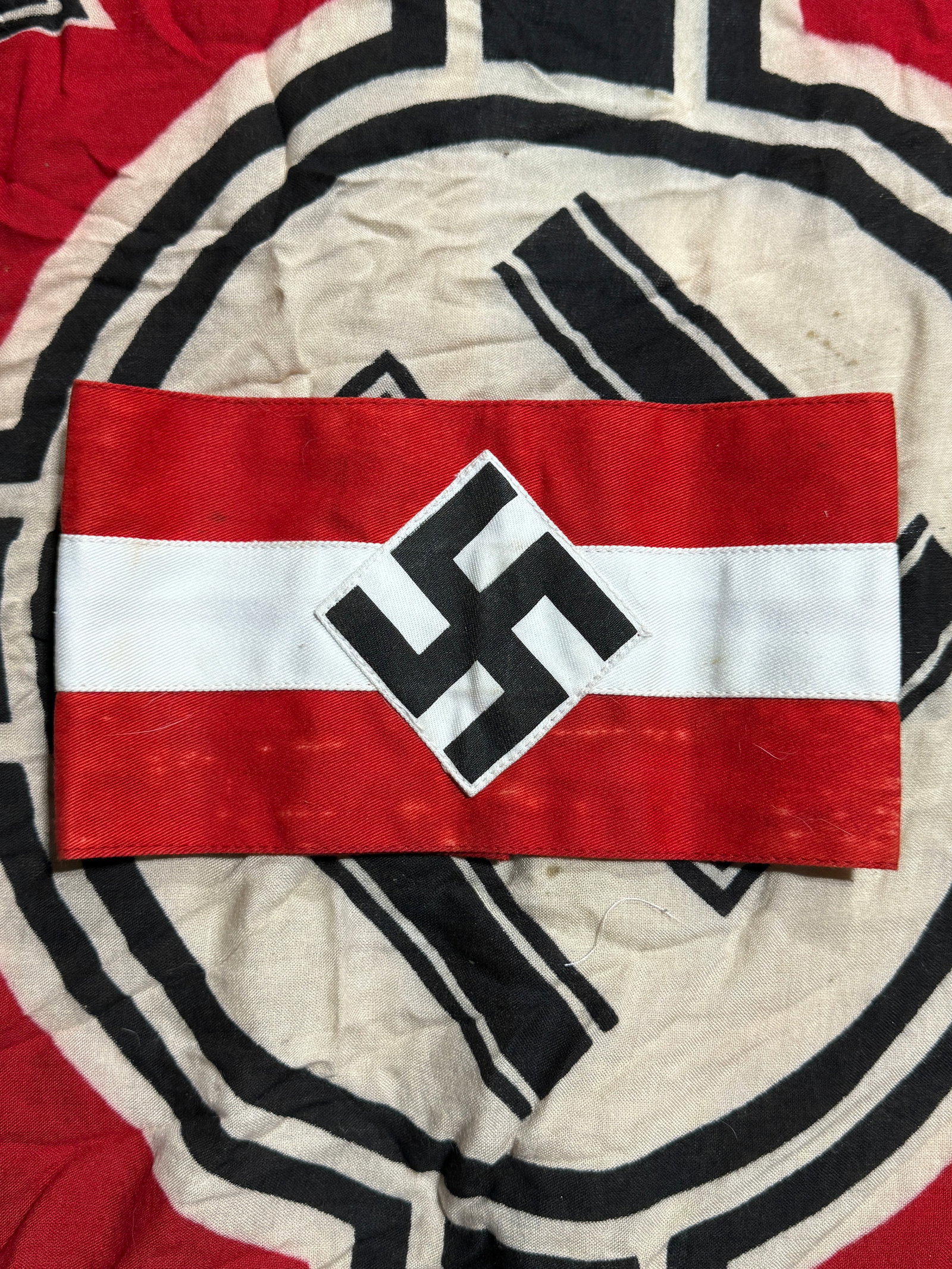WW2 GERMAN HITLER YOUTH CLOTH ARMBAND: WW2 GERMAN HITLER YOUTH CLOTH ARMBAND. A SCARCE EXAMPLE. SHOWS GOOD WEAR AND USE WITH A BEAUTIFUL OVERALL PATINA. PLEASE VIEW ALL DETAILED PICTURES. A WELL MADE ANTIQUE GERMAN ARTIFACT.