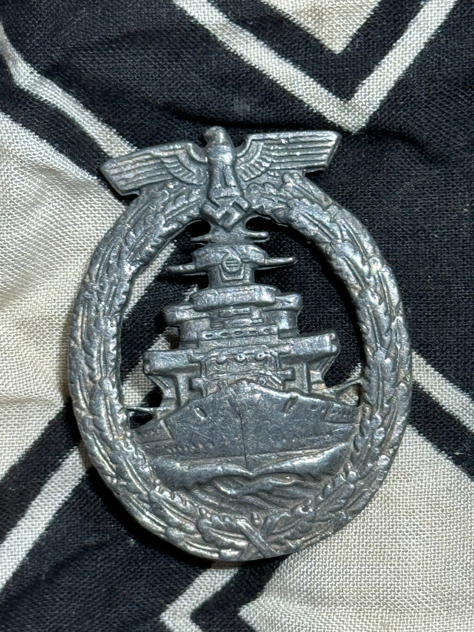 WW2 GERMAN KRIEGSMARINE HIGH SEAS FLEET BADGE - MAKER MARKED: WW2 GERMAN KRIEGSMARINE HIGH SEAS FLEET BADGE - MAKER MARKED. A SCARCE FIND. SHOWS GOOD WEAR AND USE WITH A BEAUTIFUL OVERALL PATINA. PLEASE VIEW ALL DETAILED PICTURES. A WELL MADE ANTIQUE GERMAN ARTI