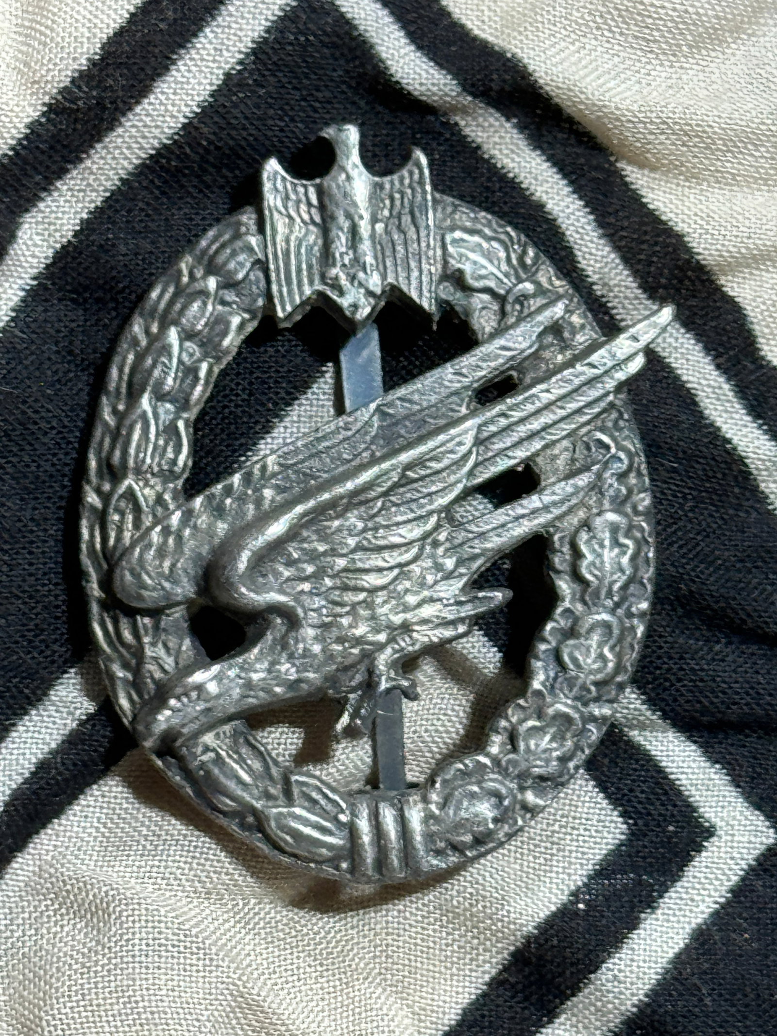RARE WW2 GERMAN ARMY PARATROOPER BADGE: RARE WW2 GERMAN ARMY PARATROOPER BADGE. A SCARCE FIND. SHOWS GOOD WEAR AND USE WITH A BEAUTIFUL OVERALL PATINA. SHOWS GOOD WEAR AND USE. A WELL MADE ANTIQUE GERMAN ARTIFACT.
