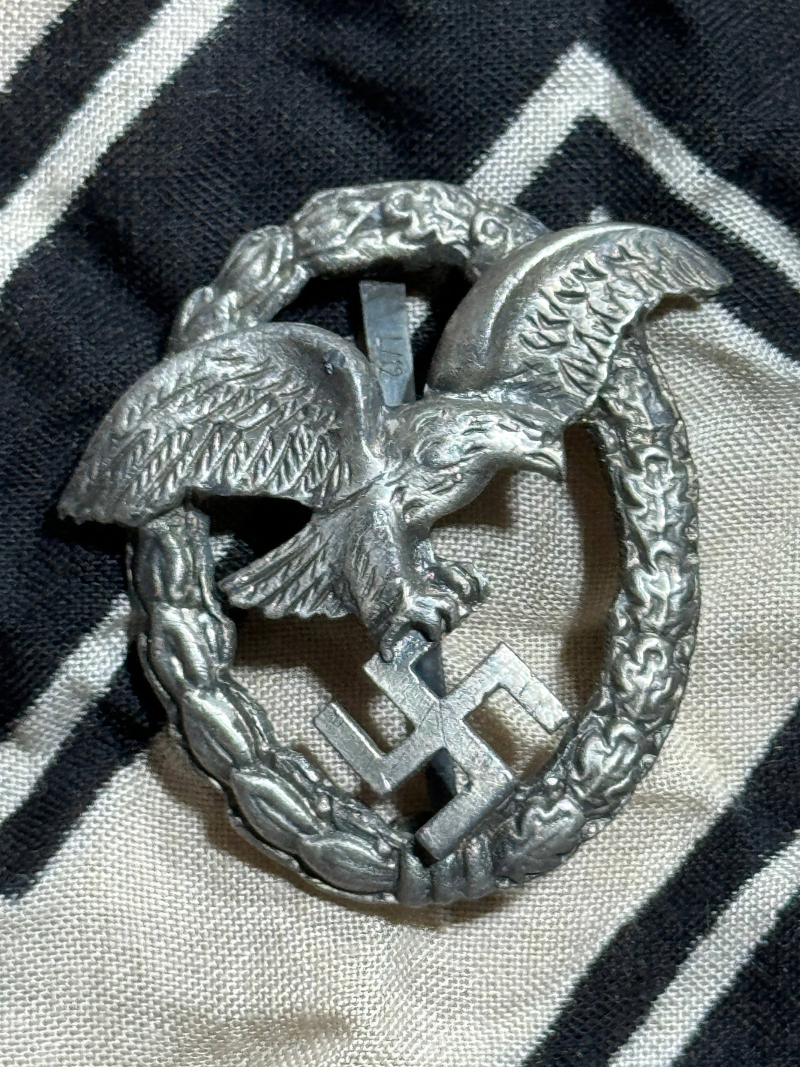 WW2 GERMAN AIR FORCE “LUFTWAFFE OBSERVERS BADGE: WW2 GERMAN AIR FORCE “LUFTWAFFE OBSERVERS BADGE”. A SCARCE FIND. SHOWS GOOD WEAR AND USE WITH A BEAUTIFUL OVERALL PATINA. SHOWS GOOD WEAR AND USE. A WELL MADE ANTIQUE GERMAN ARTIFACT.