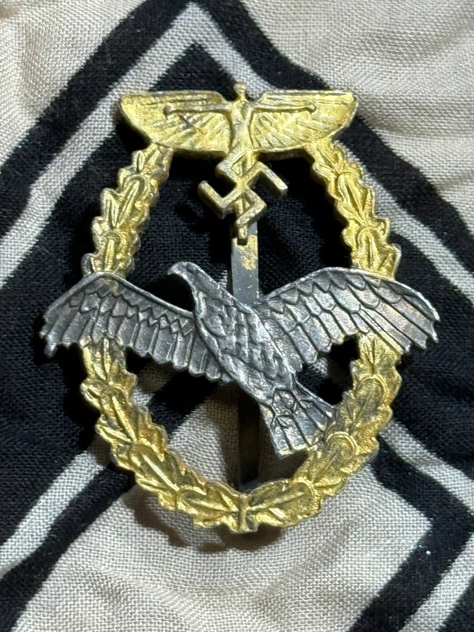 WW2 GERMAN NSFK PILOT BADGE TYPE 1 - MAKER MARKED BERLIN: WW2 GERMAN NSFK PILOT BADGE TYPE 1 - MAKER MARKED BERLIN. A VERY SCARCE EXAMPLE. SHOWS GOOD WEAR AND USE WITH A BEAUTIFUL OVERALL PATINA. PLEASE VIEW ALL DETAILED PICTURES. A WELL MADE ANTIQUE GERMAN 
