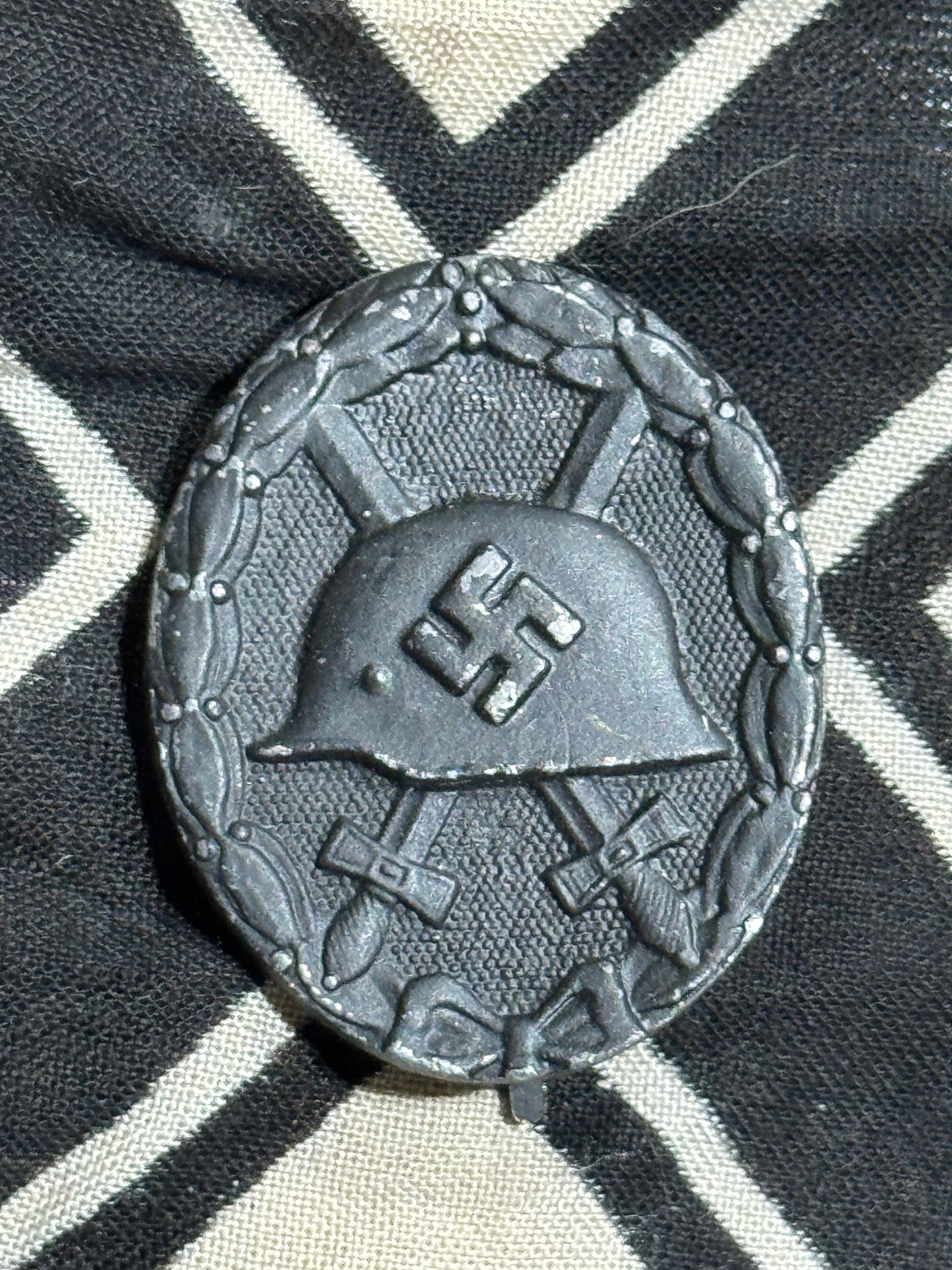 RARE WW2 GERMAN WOUND BAGE IN BLACK MARKED 30: RARE WW2 GERMAN WOUND BAGE IN BLACK MARKED 30. A SCARCE EXAMPLE. SHOWS GOOD WEAR AND USE WITH A BEAUTIFUL OVERALL PATINA. PLEASE VIEW ALL DETAILED PICTURES. A WELL MADE ANTIQUE GERMAN ARTFIACT.