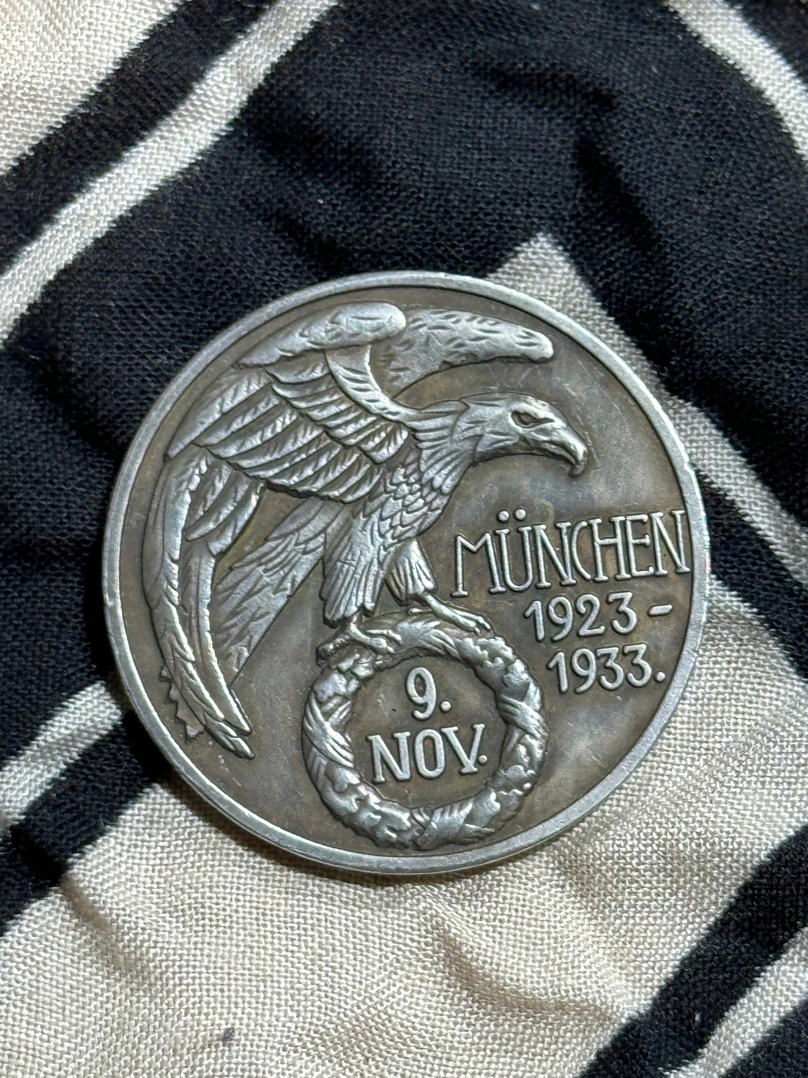 WW2 GERMAN NSDAP BLOOD ORDER MEDAL SERIAL # 1408: WW2 GERMAN NSDAP BLOOD ORDER MEDAL SERIAL # 1408. A SCARCE FIND. SHOWS GOOD WEAR AND SUE WITH A BEAUTIFUL OVERALL PATINA. PLEASE VIEW ALL DETAILED PICTURES. A WELL MADE ANTIQUE GERMAN ARTIFACT.