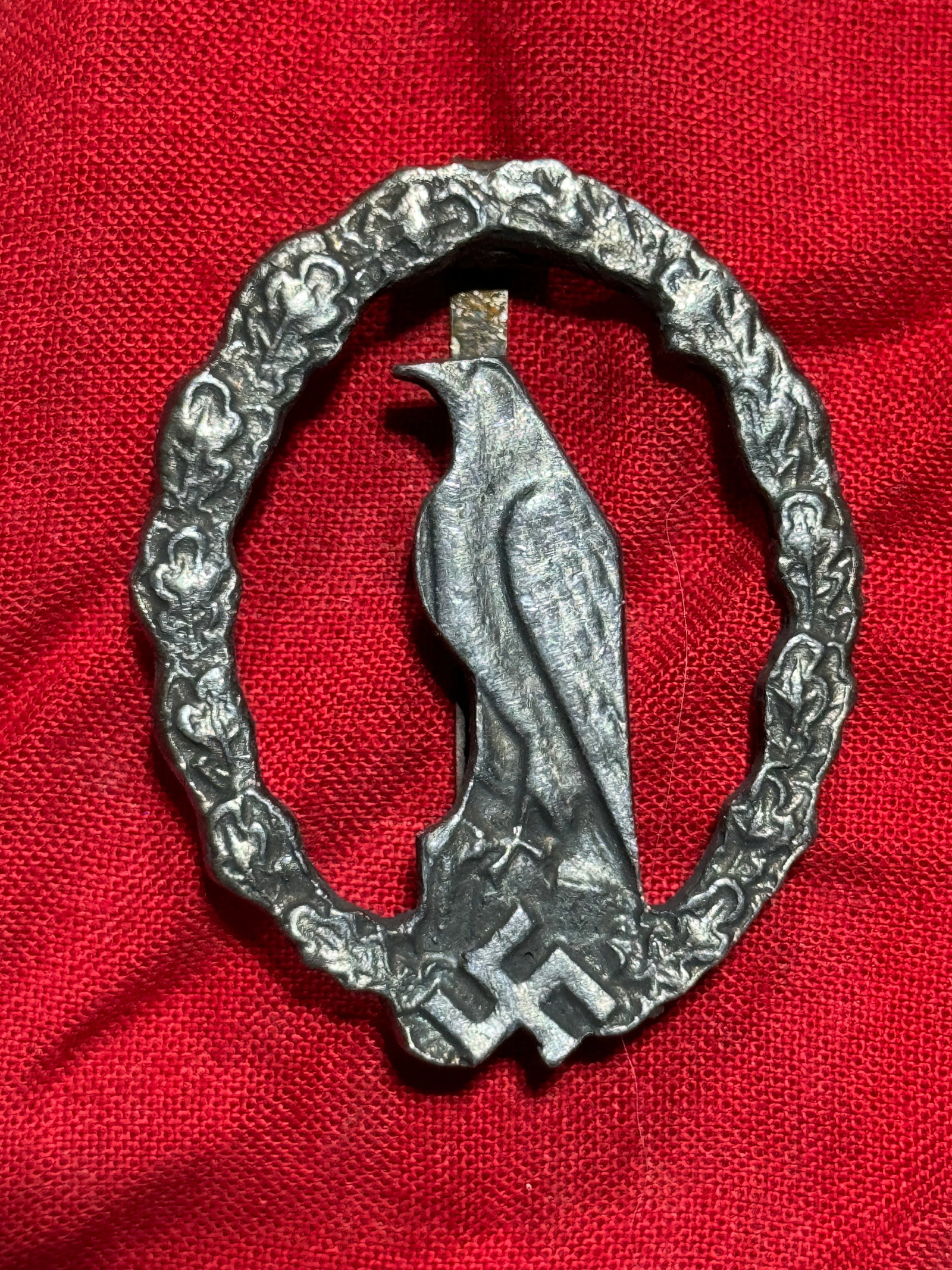 WWII German Luftwaffe Fliers Commemorative Badge: WWII German Luftwaffe Fliers Commemorative Badge. A SCARCE FIND. SHOWS GOOD WEAR AND SUE WITH A BEAUTIFUL OVERALL PATINA. PLEASE VIEW ALL DETAILED PICTURES. A WELL MADE ANTIQUE GERMAN ARTIFACT.