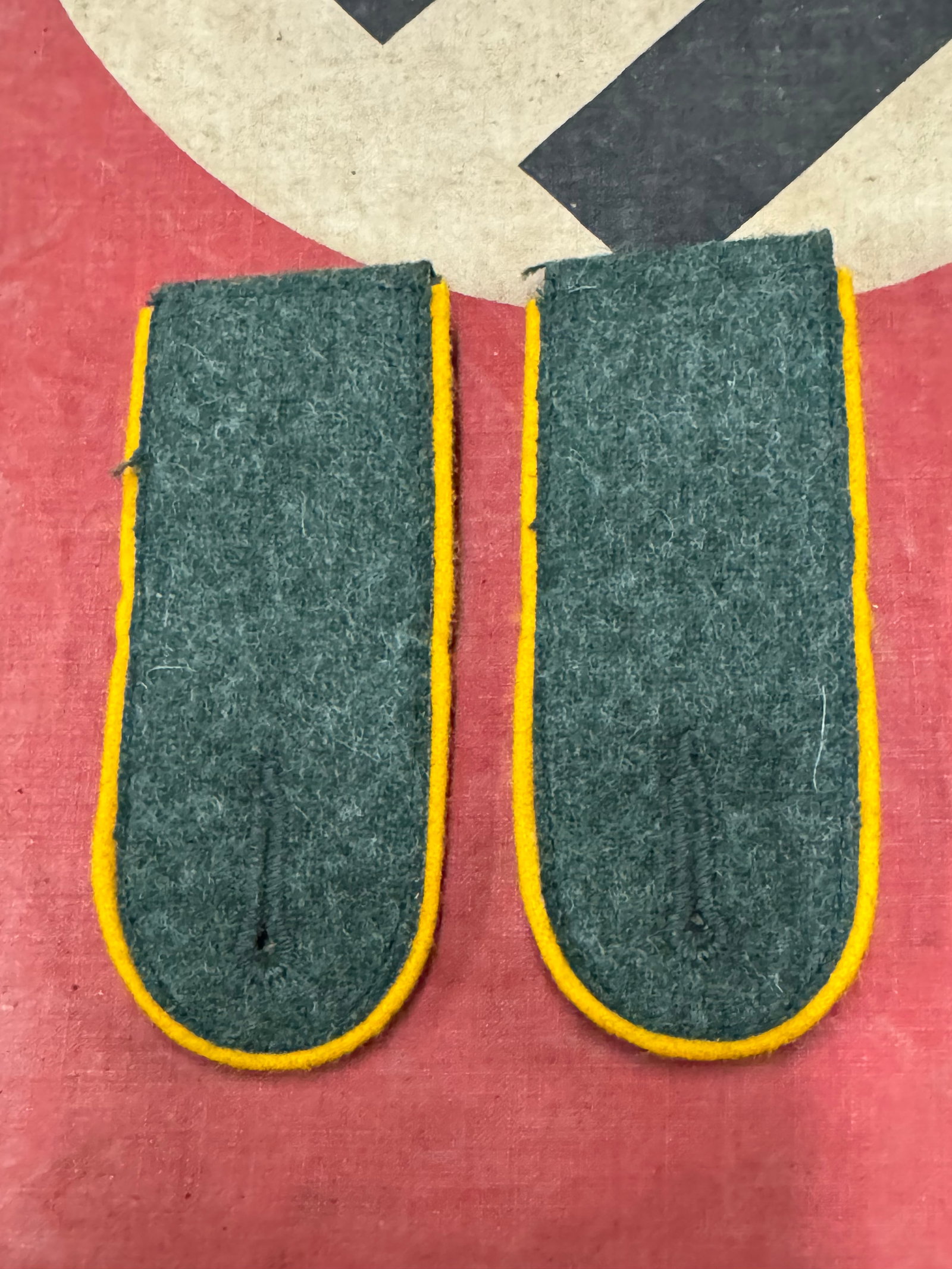 WW2 German Wehrmacht Heer M40 enlisted shoulder boards - cavalry: WW2 German Wehrmacht Heer M40 enlisted shoulder boards - cavalry. A scarce example. Shows good wear and use with a beautiful overall patina. Made of wool with woolen piping. Please view all detailed p