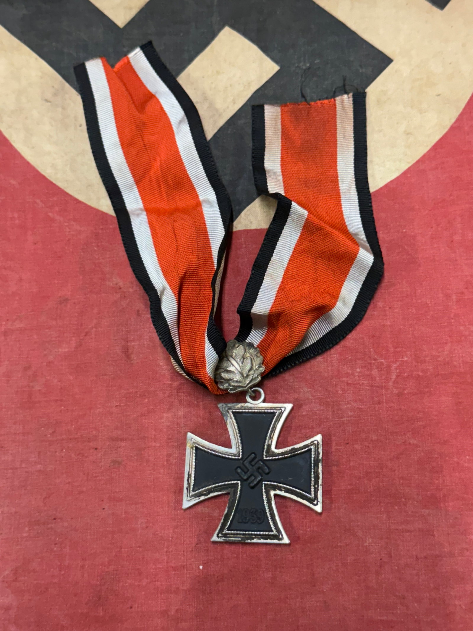 WW2 German Knights Cross Of The Iron Cross With Oak Leaves: WW2 German Knights Cross Of The Iron Cross With Oak Leaves. Shows good wear and use with a beautiful overall patina. Given to high ranking officials. Comes with the original ribbon. Please view all de