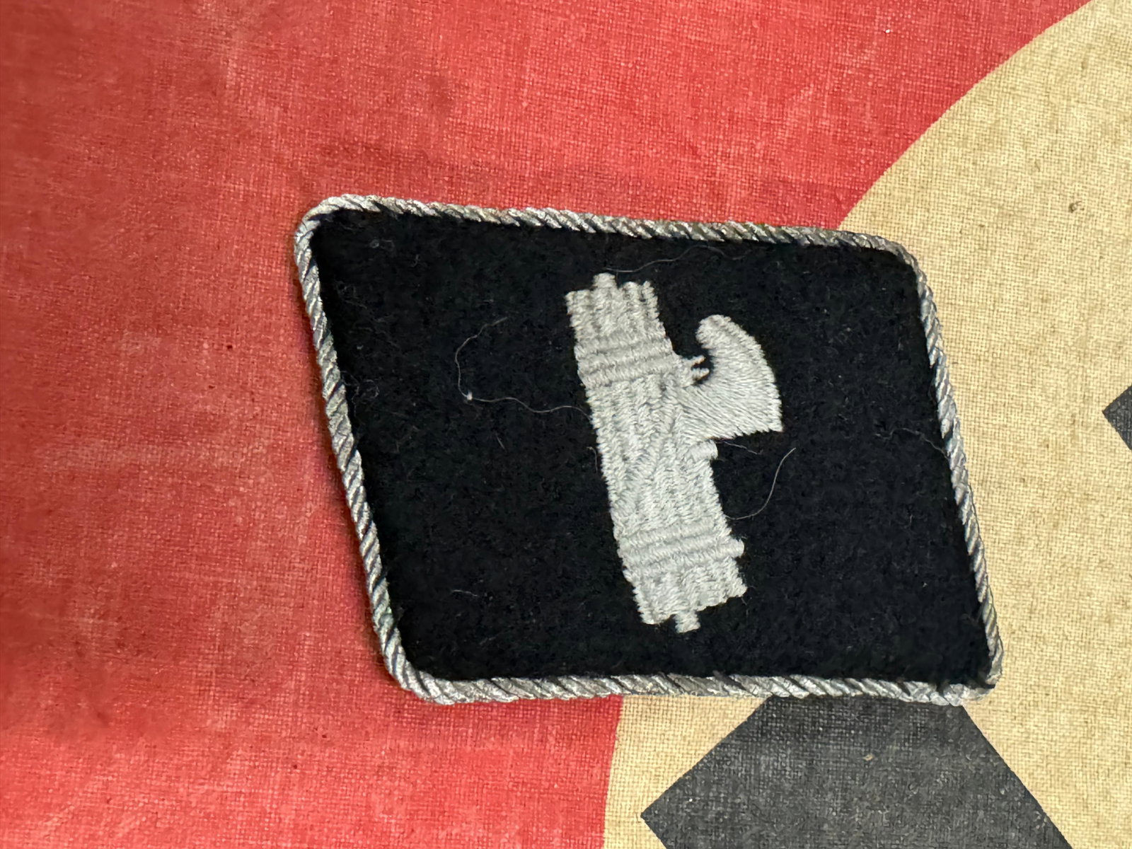 WW2 GERMAN WAFFEN SS ITALIAN GRENADIER DIVISION COLLAR TAB: WW2 GERMAN WAFFEN SS ITALIAN GRENADIER DIVISION COLLAR TAB. A SCARCE EXAMPLE. SHOWS GOOD WEAR AND USE WITH A BEAUTIFUL OVERALL PATINA. PLEASE VIEW ALL DETAILED PICTURES. A SCARCE EXAMPLE.