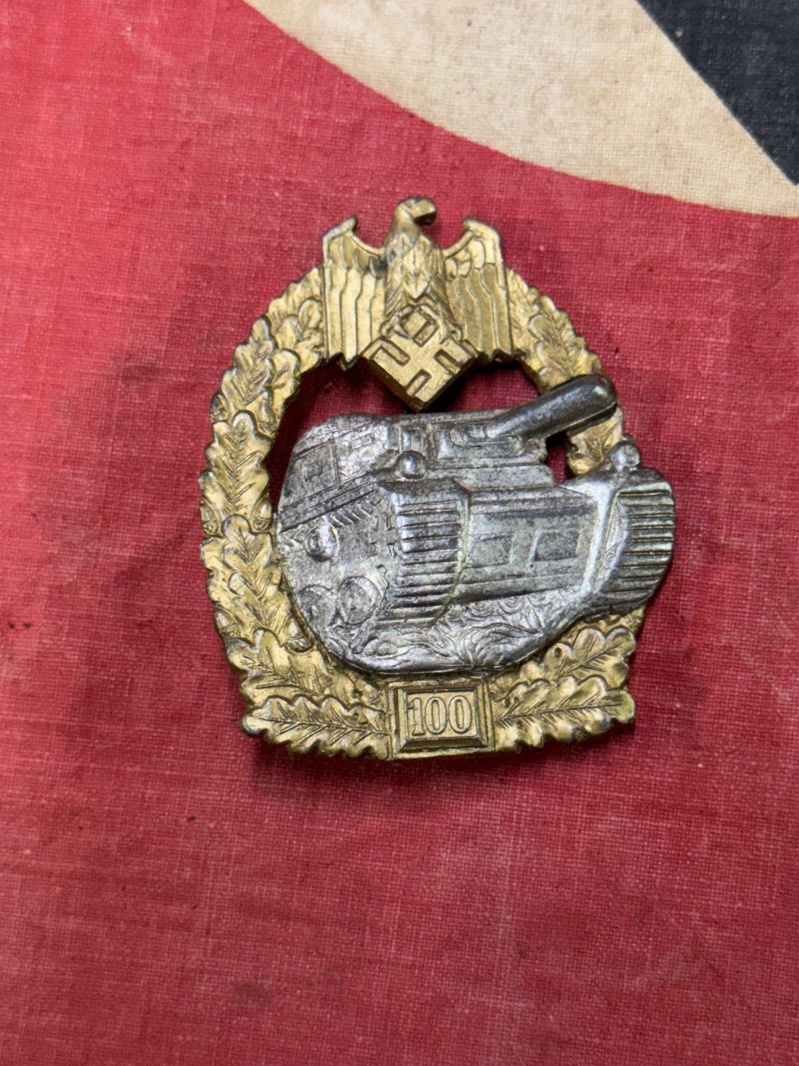 WW2 GERMAN PANZER TANK ASSAULT BADGE 100 ENGAGEMENTS: WW2 GERMAN PANZER TANK ASSAULT BADGE 100 ENGAGEMENTS. A VERY SCARCE EXAMPLE. SHOWS GOOD WEAR AND USE WITH A BEAUTIFUL OVERALL PATINA. PLEASE VIEW ALL DETAILED PICTURES. A SCARCE EXAMPLE.