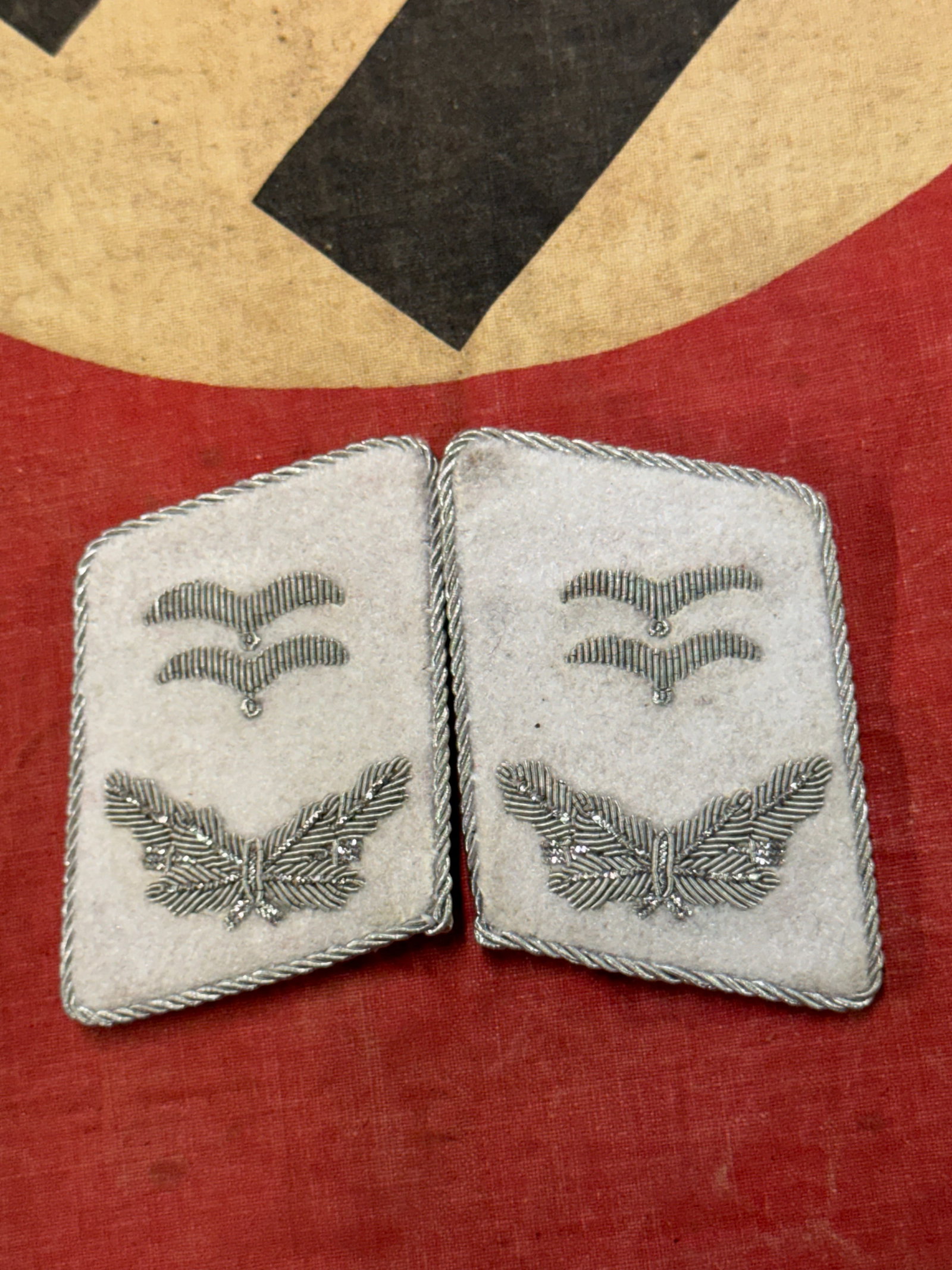 WW2 GERMAN LUFTWAFFE GENERAL OFFICER COLLAR TABS: WW2 GERMAN LUFTWAFFE GENERAL OFFICER COLLAR TABS. A SCARCE EXAMPLE. SHOWS GOOD WEAR AND USE WITH A BEAUTIFUL OVERALL PATINA. PLEASE VIEW ALL DETAILED PICTURES. A RARE EXAMPLE.