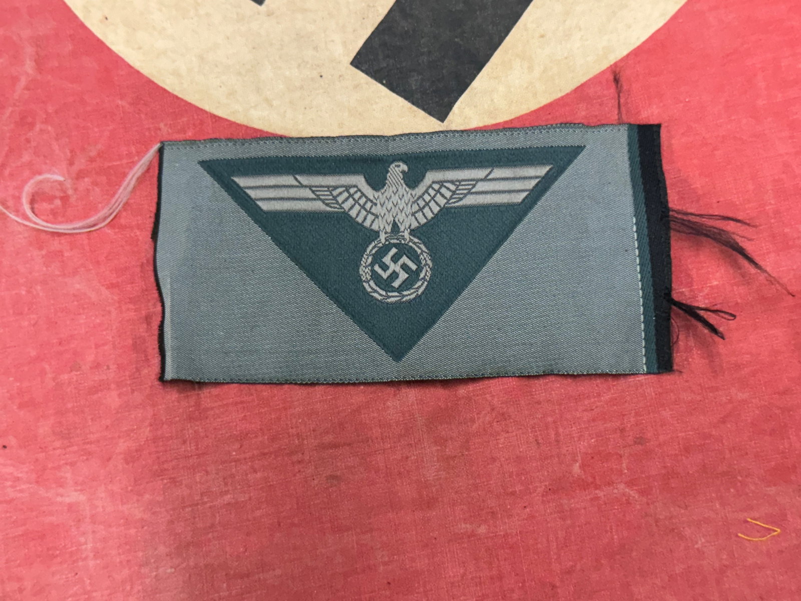 LATER WAR PERIOD WW2 GERMAN M44 PATTERN UNISSUED CLOTH BADGE: LATER WAR PERIOD WW2 GERMAN M44 PATTERN UNISSUED CLOTH BADGE. A SCARCE EXAMPLE. SHOWS GOOD WEAR AND USE WITH A BEAUTIFUL OVERALL PATINA. PLEASE VIEW ALL DETAILED PICTURES. A VERY SCARCE EXAMPLE.