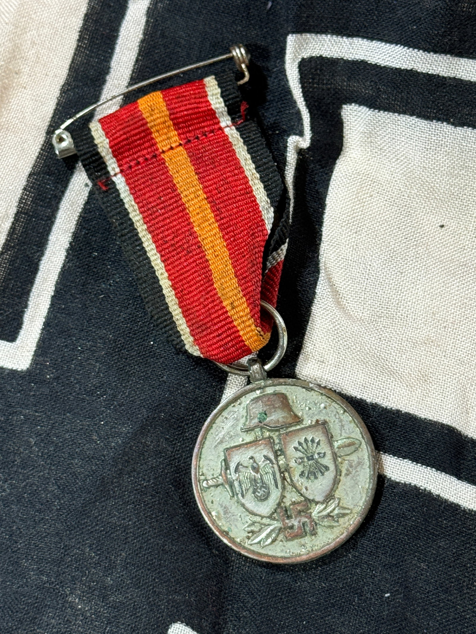 WW2 GERMAN SPANISH VOLS. MEDAL FOR STRUGGLE AGAINST BOLSHEVISM: WW2 GERMAN SPANISH VOLS. MEDAL FOR STRUGGLE AGAINST BOLSHEVISM. A RARE FIND. SHOWS GOOD WEAR AND USE WITH A BEAUTIFUL OVERALL PATINA. MADE OF ZINC, SILVERED. PLEASE VIEW ALL DETAILED PICTURES. A VERY 