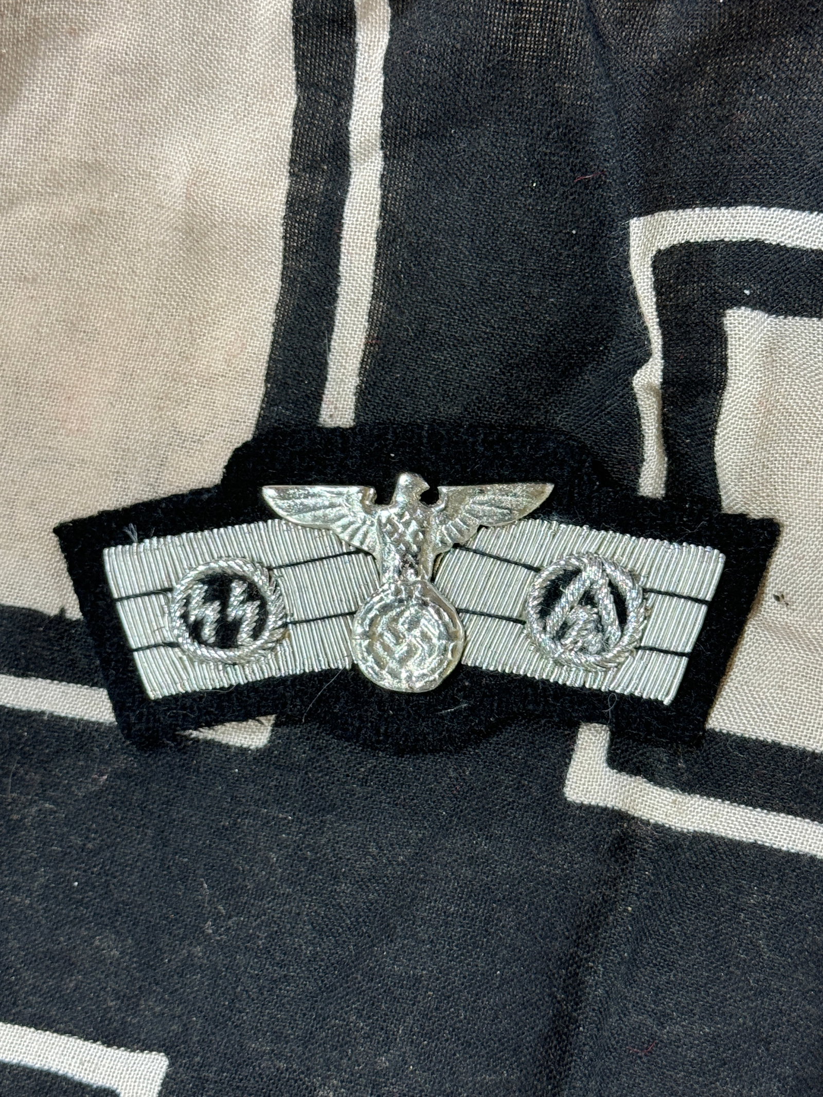 WW2 GERMAN EARLY SS/SA PILOTS BADGE IN BULLION: WW2 GERMAN EARLY SS/SA PILOTS BADGE IN BULLION. A RARE FIND. Hand embroidered in genuine bullion on quality wool; with excellent detail and top notch workmanship. Please view all detailed pictures. A 