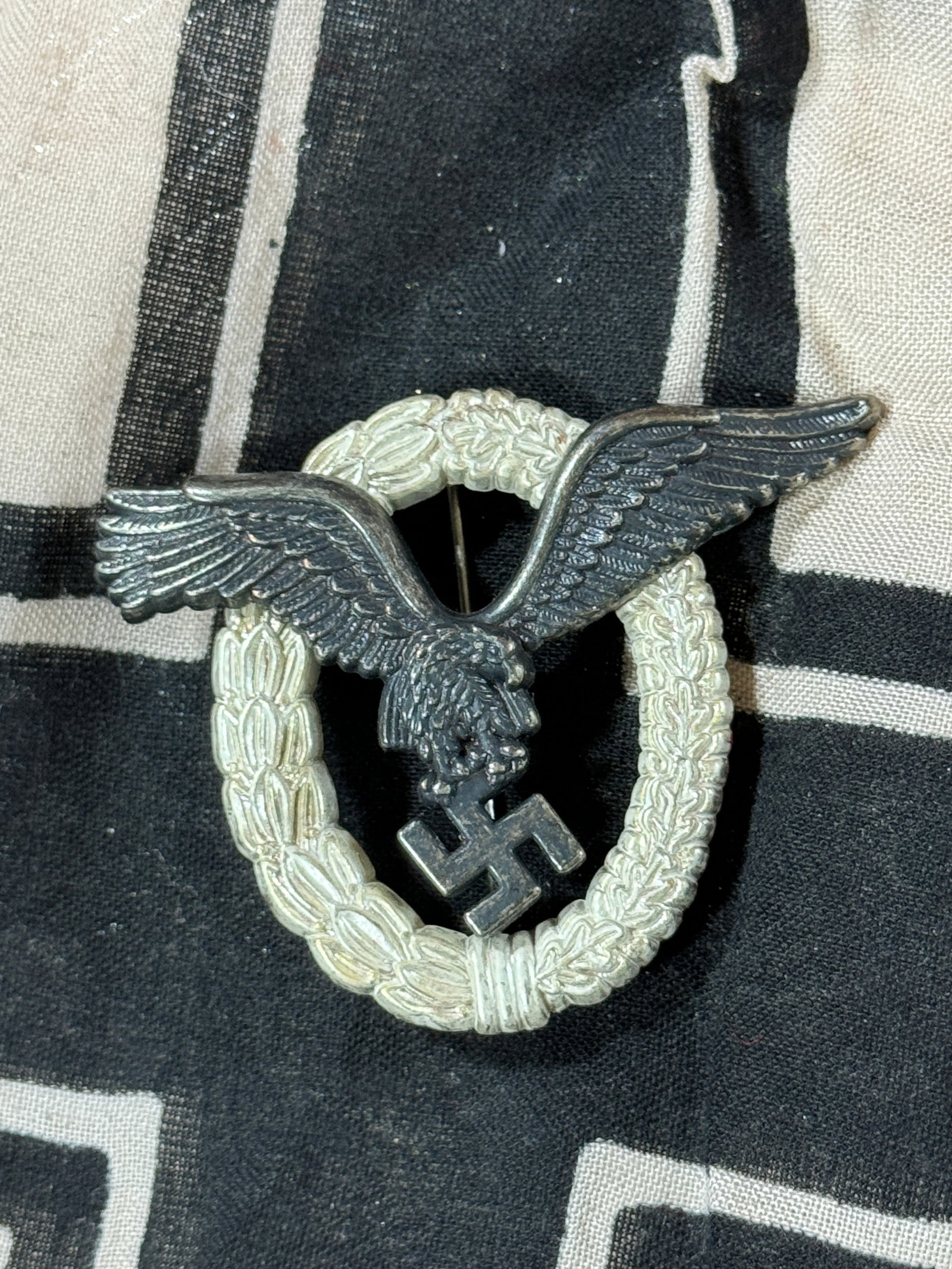RARE WW2 GERMAN LUFTWAFFE PILOTS BADGE: RARE WW2 GERMAN LUFTWAFFE PILOTS BADGE - UNMARKED. SHOWS GOOD WEAR AND USE WITH A BEAUTIFUL OVERALL PATINA. CONSTRUCTIN IN TOMBAK WITH A NICE PATINA. The obverse of the decoration bears a Luftwaffe Ea