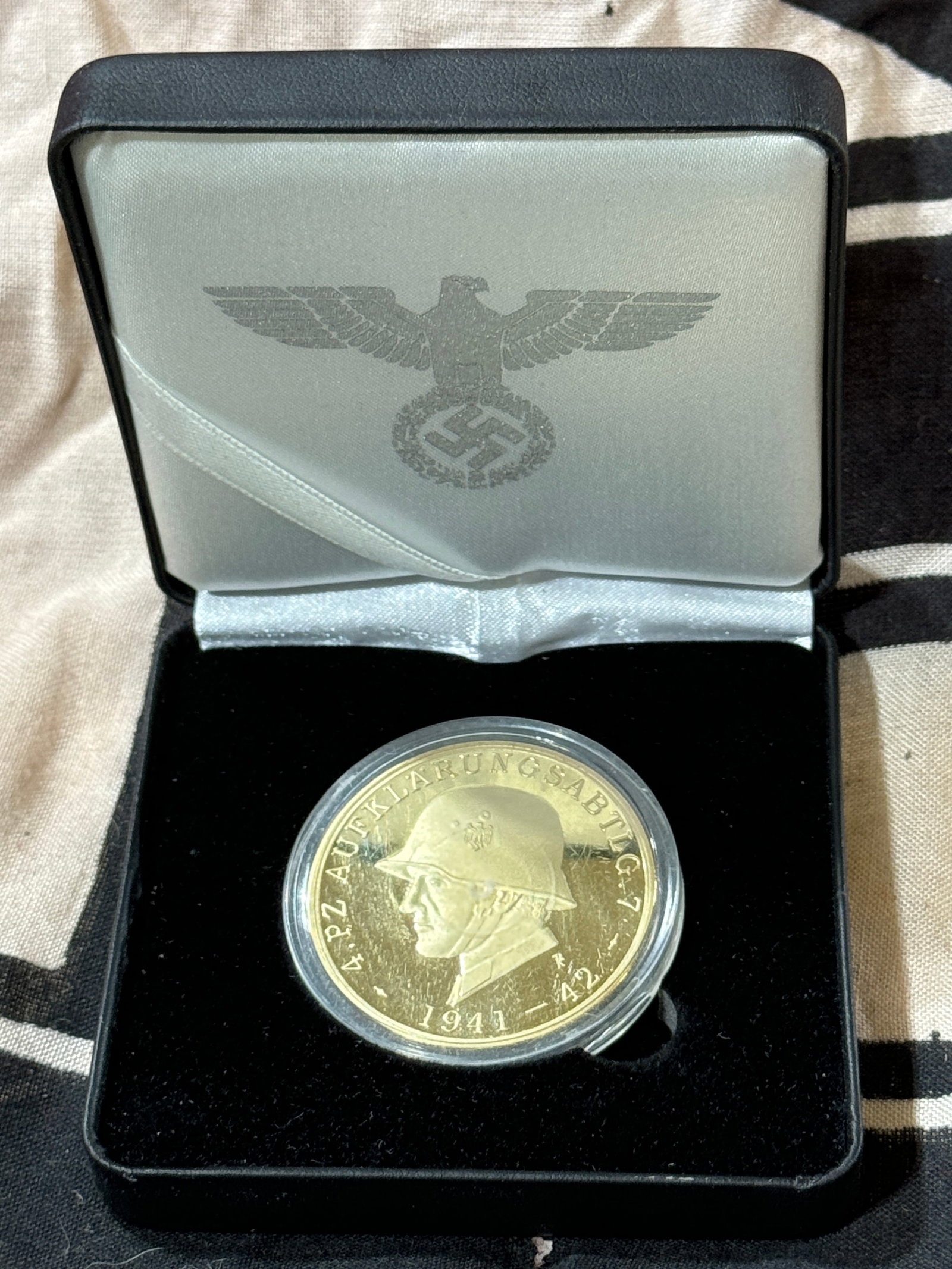 WW2 GERMAN 18K GP 1938 SS PANZER DIVISION MEDAL IN GOLD: WW2 GERMAN 18K GP 1938 SS PANZER DIVISION MEDAL IN GOLD. A VERY RARE FIND. SHOWS GOOD WEAR AND USE WITH A BEAUTIFUL OVERALL PATINA. COMES IN THE ORIGINAL PRESENTATION BOX. PLEASE VIEW ALL DETAILED PIC