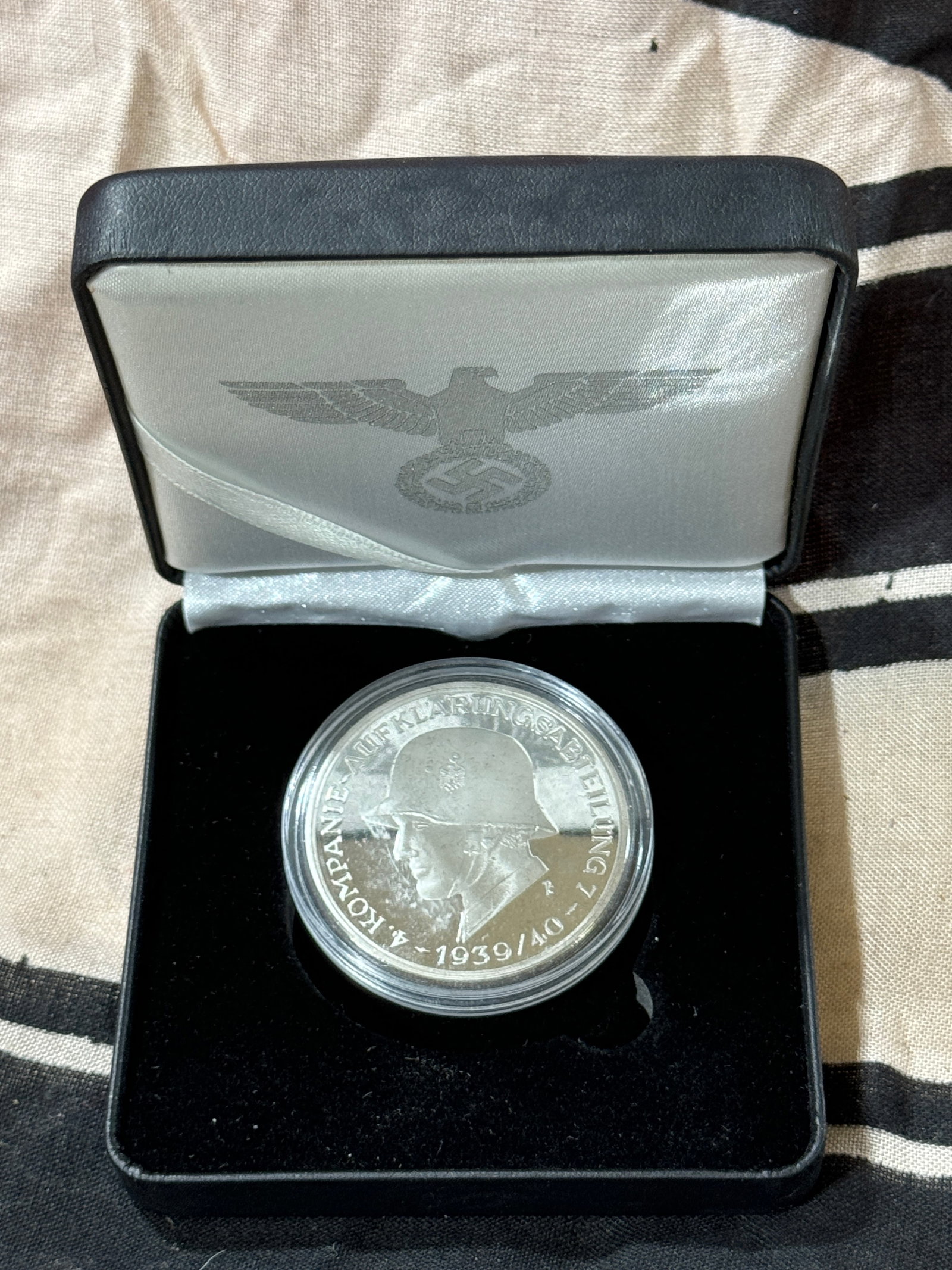 RARE WW2 GERMAN 4TH PANZER SS DIVISION SILVER MEDAL IN ORIG. BOX: RARE WW2 GERMAN 4TH PANZER SS DIVISION SILVER MEDAL IN ORIG. BOX. A VERY SCARCE EXAMPLE THAT IS IN MINT OVERALL SHAPE AND CONDITION WITH A BEAUTIFUL OVERALL PATINA. PLEASE VIEW ALL DETAILED PICTURES.