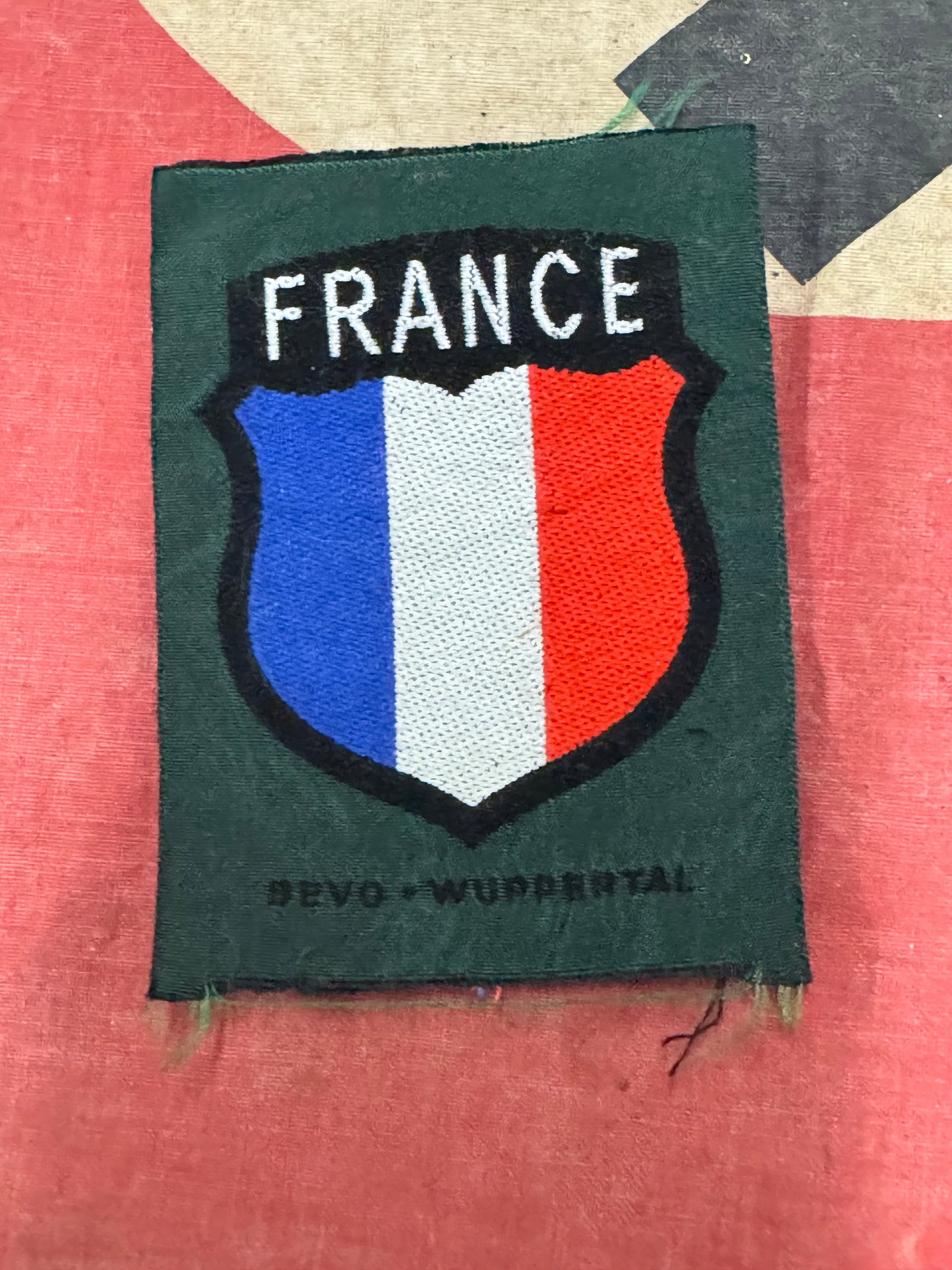 RARE WW2 GERMAN FRENCH VOLUNTEER CLOTH BADGE: RARE WW2 GERMAN FRENCH VOLUNTEER CLOTH BADGE. A SCARCE EXAMPLE THAT IS IN UN-ISSUED SHAPE AND CONDITION WITH A BEAUTIFUL OVERALL PATINA. PLEASE VIEW ALL DETAILED PICTURES. A RARE FIND.