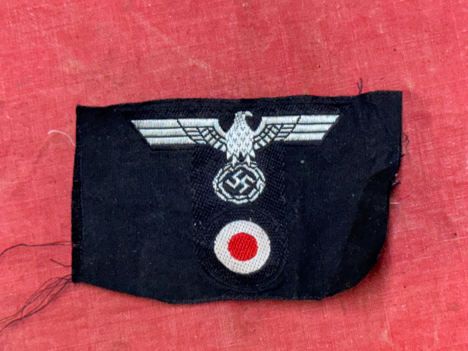 WWII GERMAN ARMY PANZER M43 CAP INSIGNIA: WWII GERMAN ARMY PANZER M43 CAP INSIGNIA. MACHINE WOVEN CONSTRUCTION. UNISSUED CONDITION. PLEASE VIEW ALL DETAILED PICTURES. A RARE FIND.