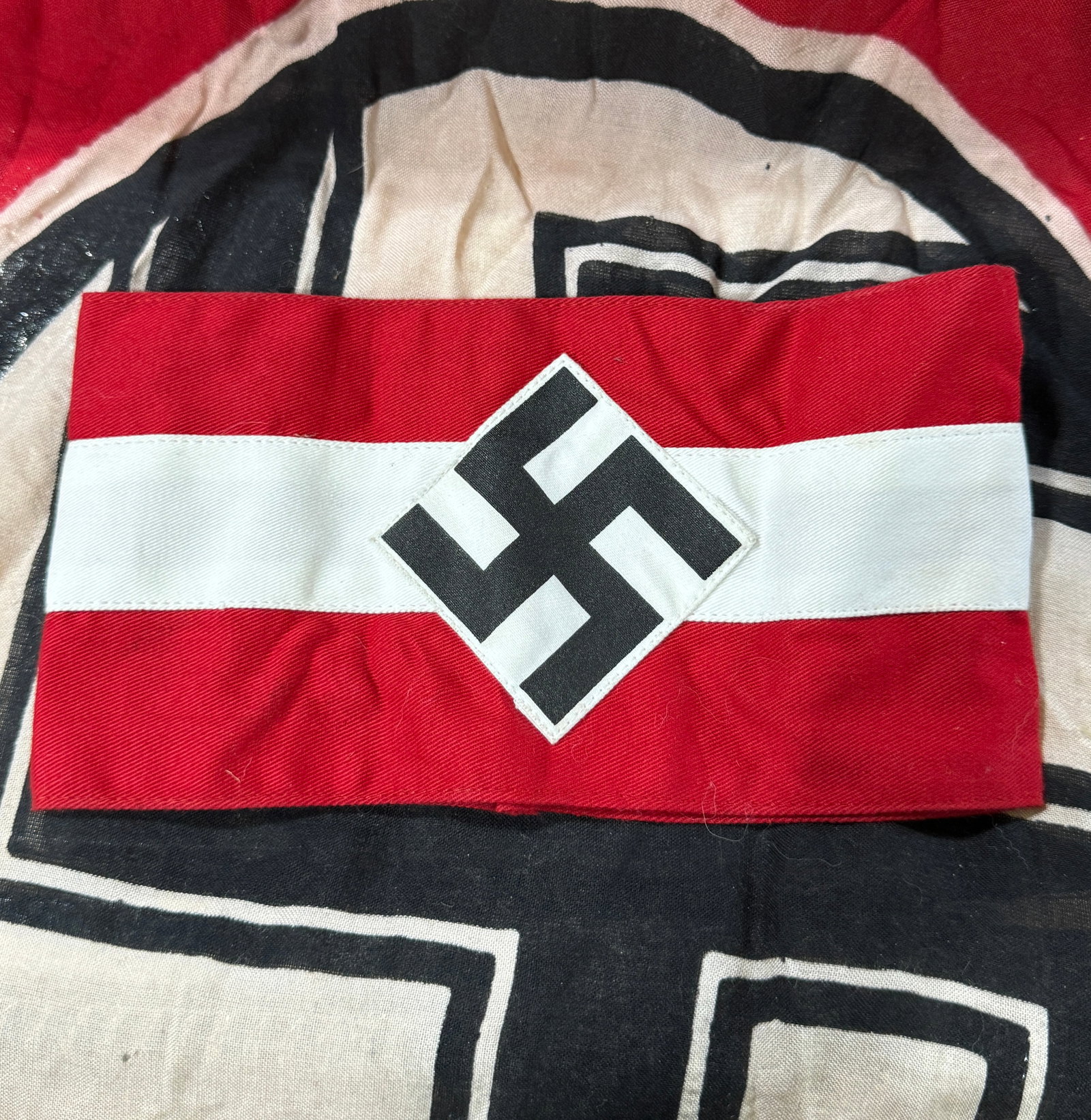 SCARCE WW2 GERMAN HITLER YOUTH ARMBAND: SCARCE WW2 GERMAN HITLER YOUTH ARMBAND. A SCARCE EXAMPLE. SHOWS GOOD WEAR AND USE WITH A BEUATIFUL OVERALL PATINA. PLEASE VIEW ALL DETAILED PICTURES. A SCARCE EXAMPLE.