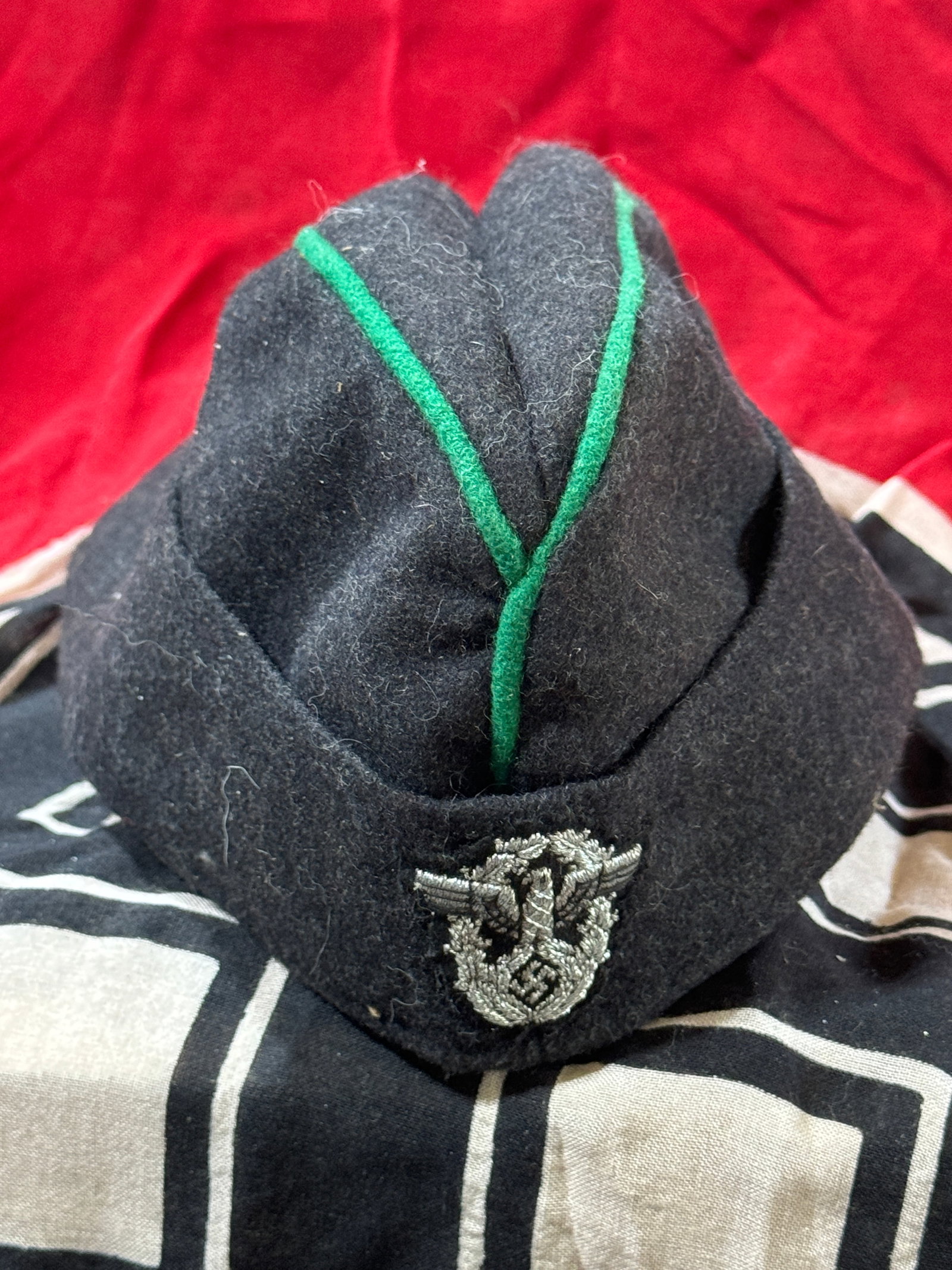 WW2 GERMAN ARMORED EM/NCO'S SCHUTZPOLIZEI OVERSEAS CAP - MAKER MARKED ON INSIDE: WW2 GERMAN ARMORED EM/NCO'S SCHUTZPOLIZEI OVERSEAS CAP - MAKER MARKED ON INSIDE. A RARE EXAMPLE. SHOWS GOOD WEAR AND USE WITH A BEAUTIFUL OVERALL PATINA. PLEASE VIEW ALL DETAILED PICTURES. A SCARCE EX