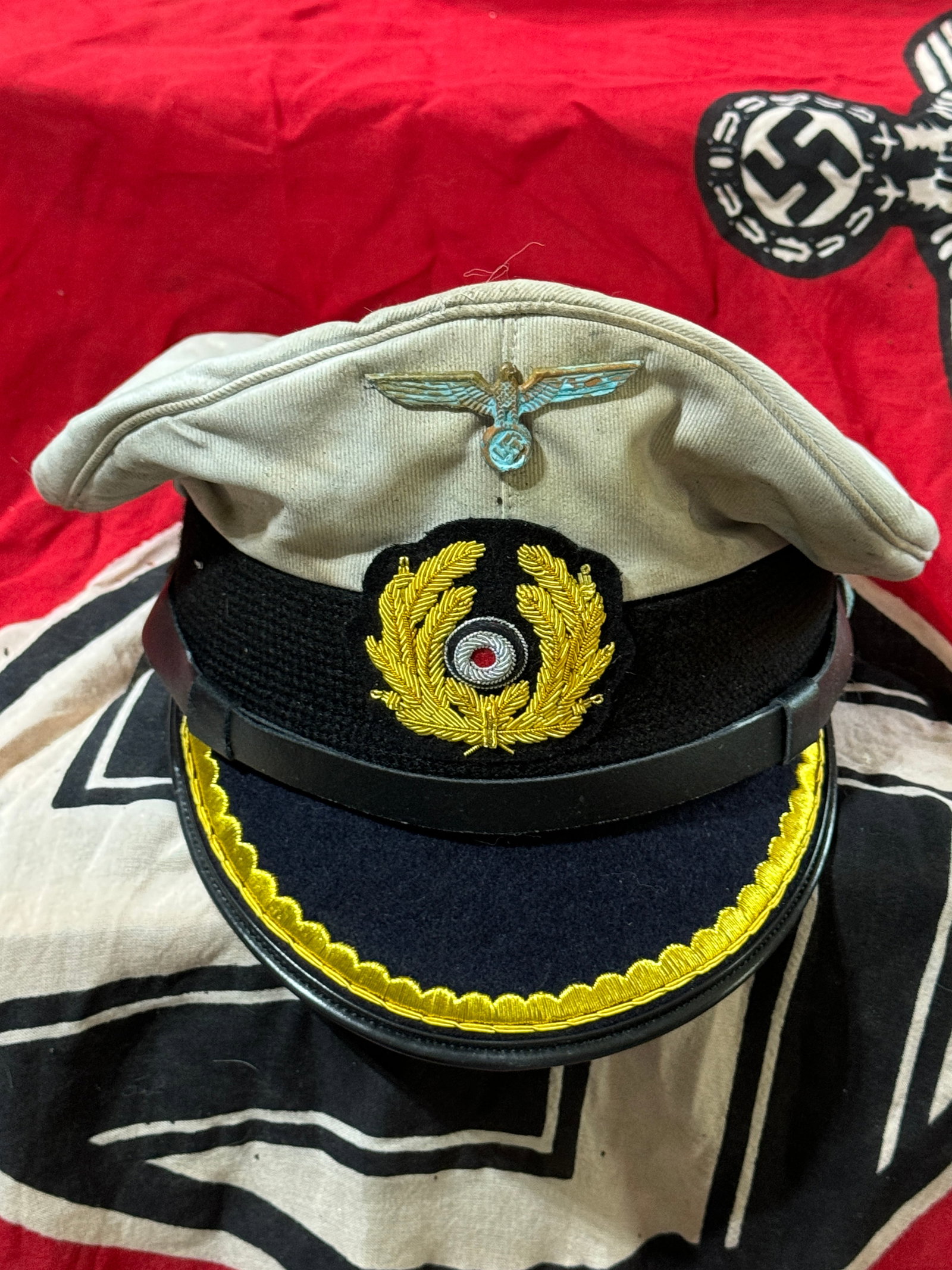 WW2 GERMAN KRIEGSMARINE U-BOAT CAPTAIN’S AGED VISOR CAP WITH INSIGNIA: WW2 GERMAN KRIEGSMARINE U-BOAT CAPTAIN’S AGED VISOR CAP WITH INSIGNIA. A RARE FIND. SHOWS GOOD WEAR AND USE WITH A BEAUTIFUL OVERALL PATINA. PLEASE VIEW ALL DETAILED PICTURES. A SCARCE EXAMPLE.
