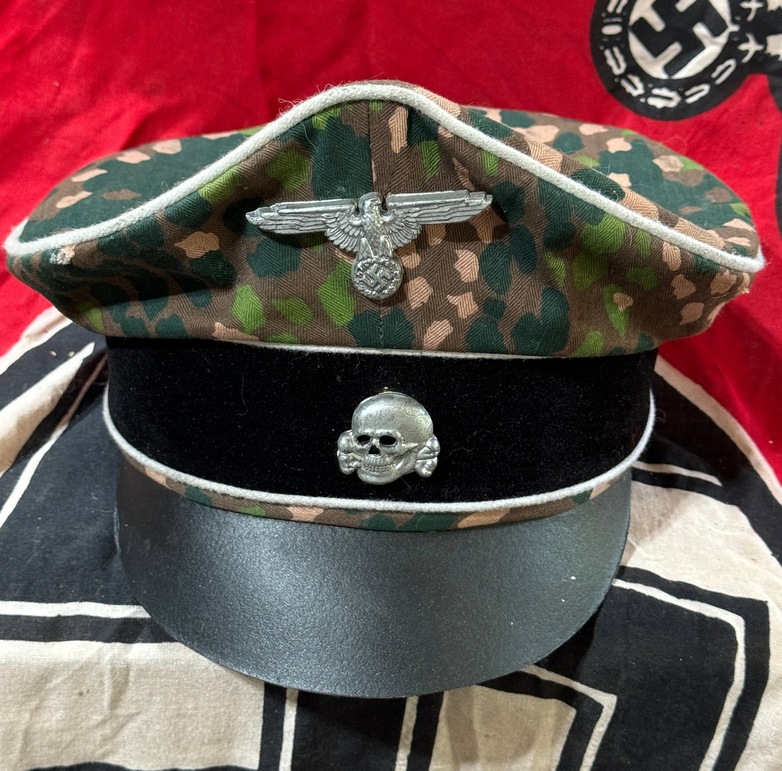 WW2 GERMAN TOTENKOPF WAFFEN-SS KRANGENSPIEGEL MARKED OFFIZIER KLEIDERKASS: WW2 GERMAN TOTENKOPF WAFFEN-SS KRANGENSPIEGEL MARKED OFFIZIER KLEIDERKASS. A SCARCE EXAMPLE THAT IS IN MINT OVERALL SHAPE AND CONDITION WITH A BEAUTIFUL OVERALL PATINA. SHOWS GOOD WEAR AND USE. PLEASE